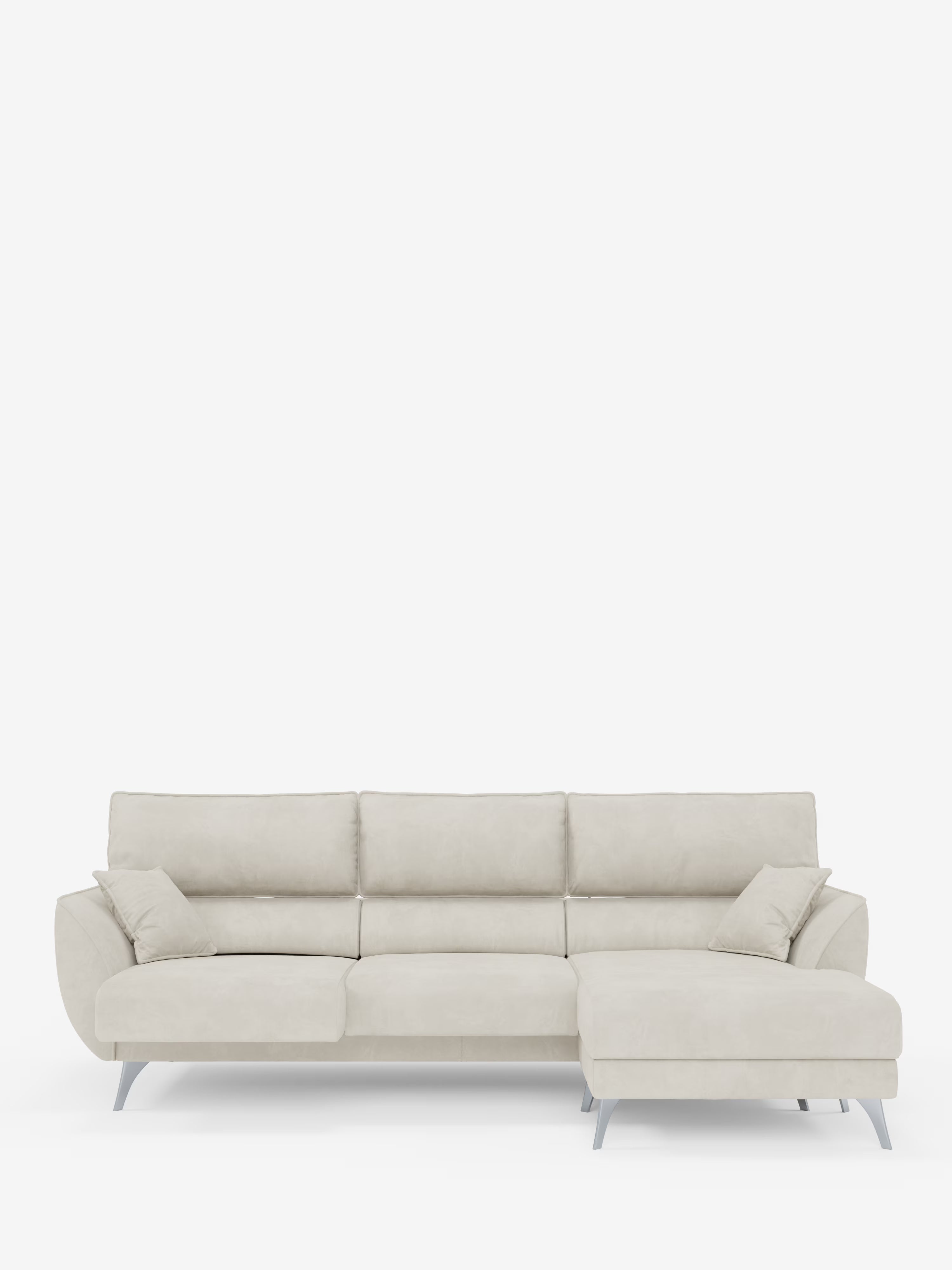 Il divano angolare con penisola e sedute estensibili “Michelangelo” di Divani.Store è presentato su uno sfondo bianco. Questo moderno divano componibile in beige chiaro presenta tre sedute dalle linee pulite, poggiatesta alti reclinabili, gambe angolari in metallo e una chaise longue integrata rivolta verso destra. Rivestito con un raffinato tessuto effetto vellutino antimacchia (T30), include due cuscini rettangolari coordinati posizionati alle due estremità.