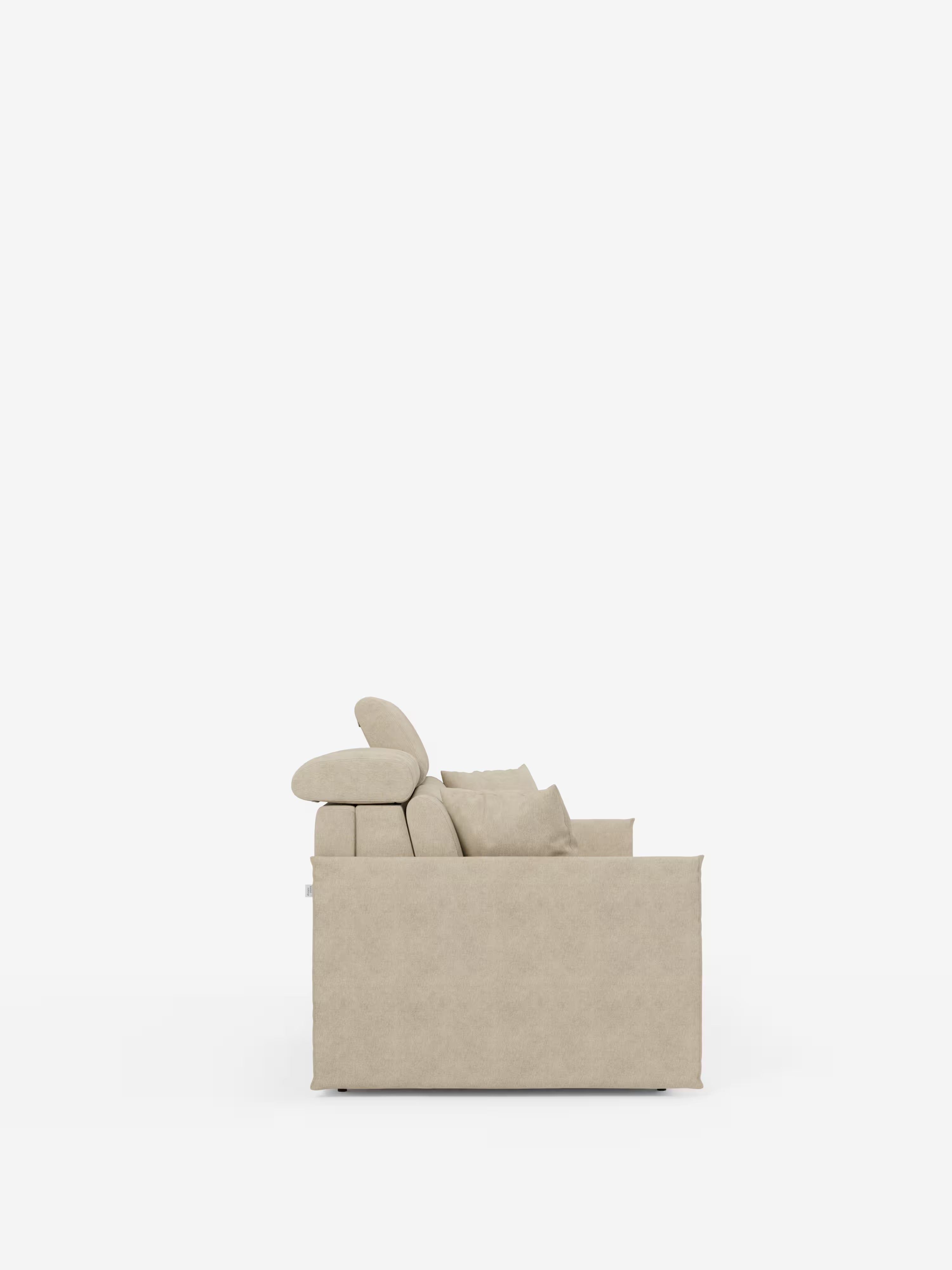Una vista laterale del divano letto Miryam con poggiatesta reclinabili e comfort maxi di Divani.Store è raffigurata su uno sfondo bianco. Caratterizzato da uno stile minimalista e contemporaneo, questo divano letto compatto è dotato di due cuscini di seduta, uno schienale con poggiatesta regolabili per un comfort personalizzato e due cuscini decorativi abbinati. Il design è moderno e minimalista, con rivestimento in morbido tessuto T31 resistente alle macchie.