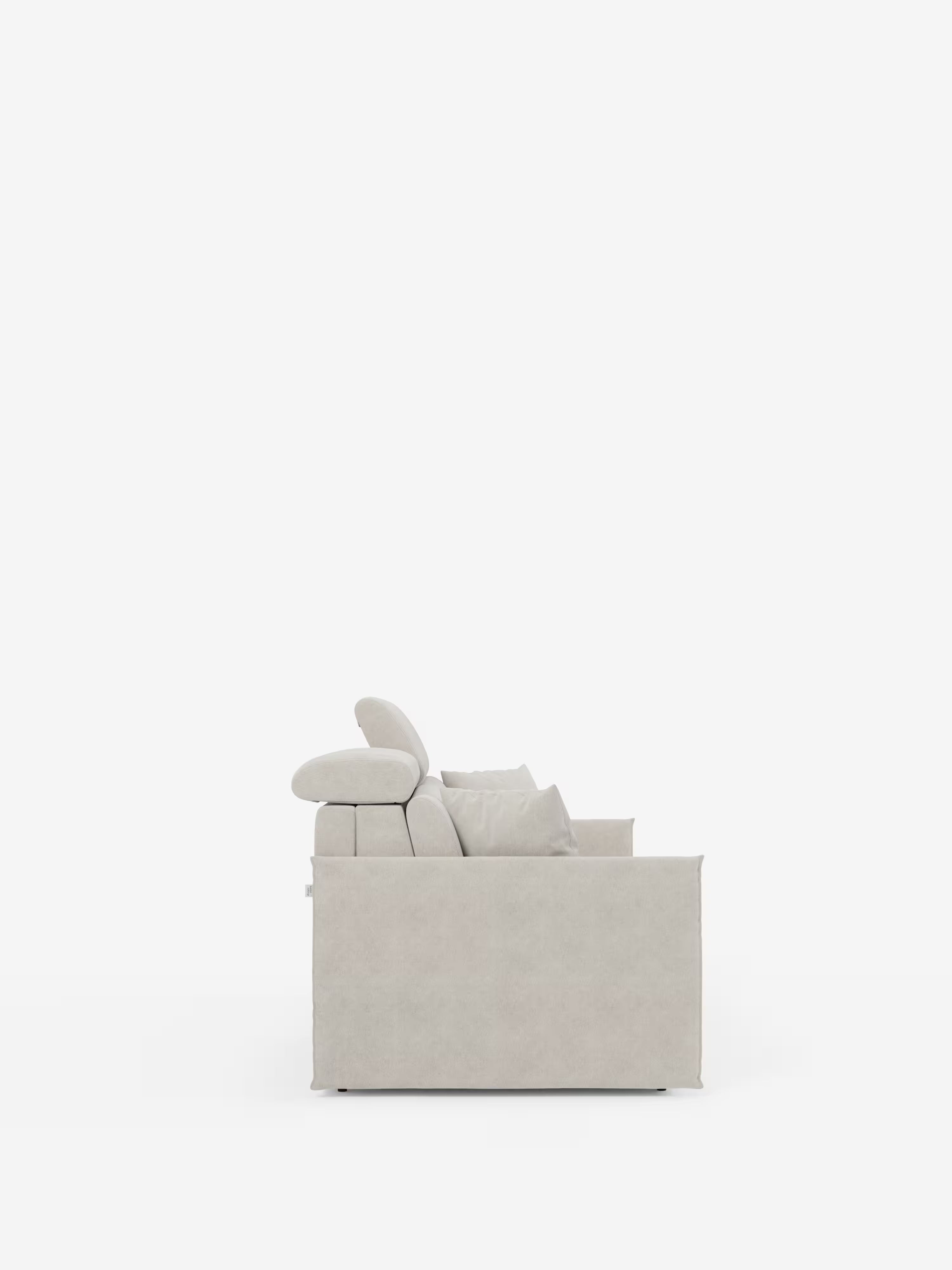 Vista laterale del divano letto Miryam con poggiatesta reclinabili e comfort maxi di Divani.Store in beige chiaro, caratterizzato da morbidi cuscini e poggiatesta regolabili, su uno sfondo bianco a tinta unita. Questo divano presenta un design moderno e compatto dalle linee pulite e uno stile minimal contemporaneo, realizzato in morbido tessuto T31 resistente alle macchie per un look accogliente ma elegantemente minimalista.