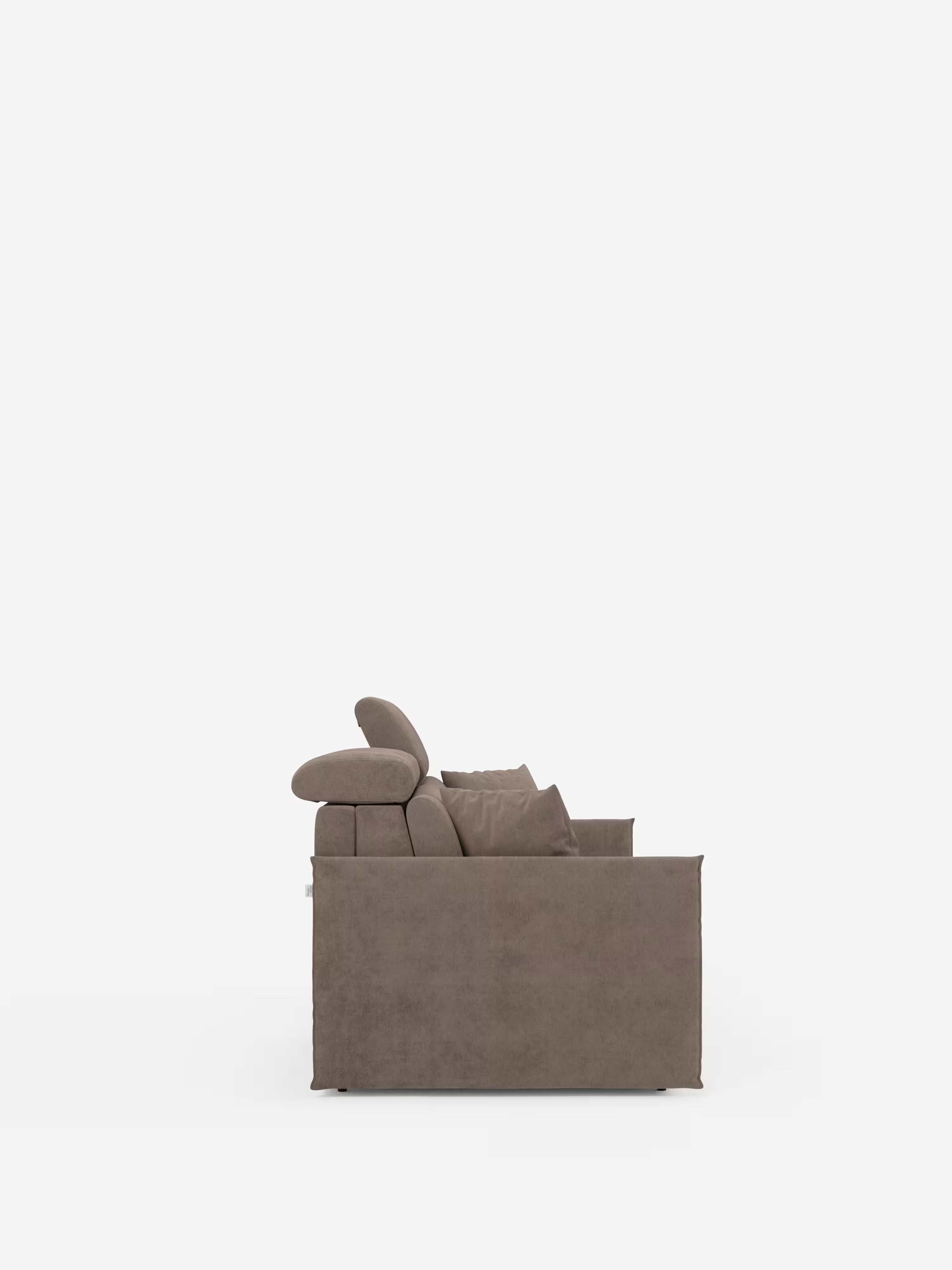 Ecco una versione riscritta utilizzando i dati del tuo prodotto: Vista laterale del divano letto Miryam con poggiatesta reclinabili e comfort maxi di Divani.Store, rivestito in morbido tessuto T31 resistente alle macchie, presentato su uno sfondo bianco a tinta unita. Questo divano letto compatto presenta seduta e schienale generosamente imbottiti con poggiatesta reclinabili per un comfort ancora maggiore. Il design minimal contemporaneo è caratterizzato da linee pulite e da una silhouette squadrata.