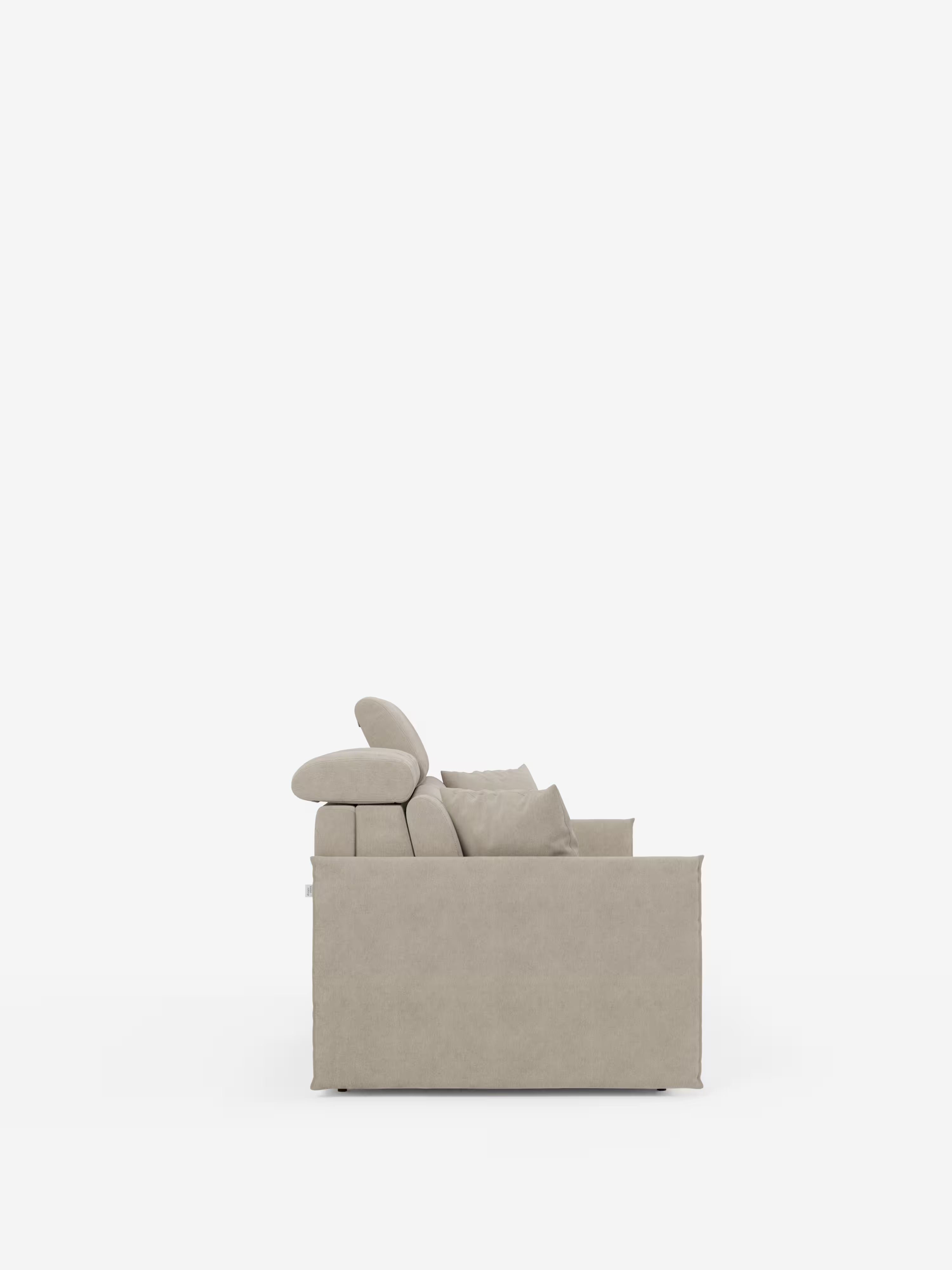Vista laterale del divano letto Miryam con poggiatesta reclinabili e comfort maxi di Divani.Store, caratterizzato da due cuscini di seduta e da un design compatto in morbido tessuto T31 resistente alle macchie. Presentato su uno sfondo bianco a tinta unita, questo divano letto beige appare lussuoso e confortevole grazie al suo stile pulito, contemporaneo e minimalista, senza gambe a vista.