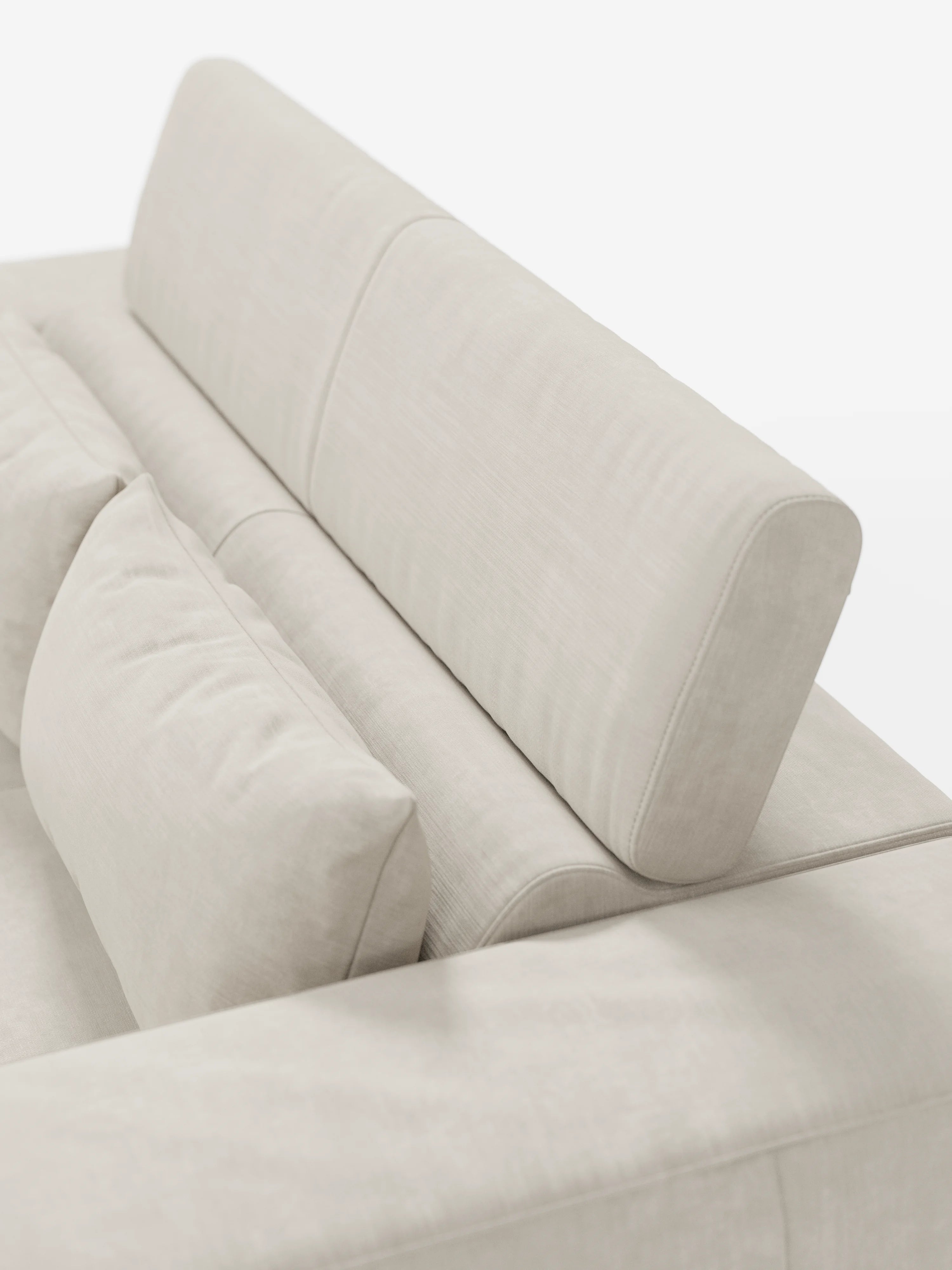 Primo piano del divano Monarch con relax elettrico di Divani.Store, presentato in una moderna finitura beige chiaro con morbidi cuscini di seduta, schienale e braccioli. Questo divano è dotato di sedute allungabili, di un poggiatesta cilindrico reclinabile ed è rivestito in morbido tessuto T31 resistente alle macchie. Lo sfondo bianco a tinta unita mette in risalto le linee pulite e il colore neutro del modello Monarch.