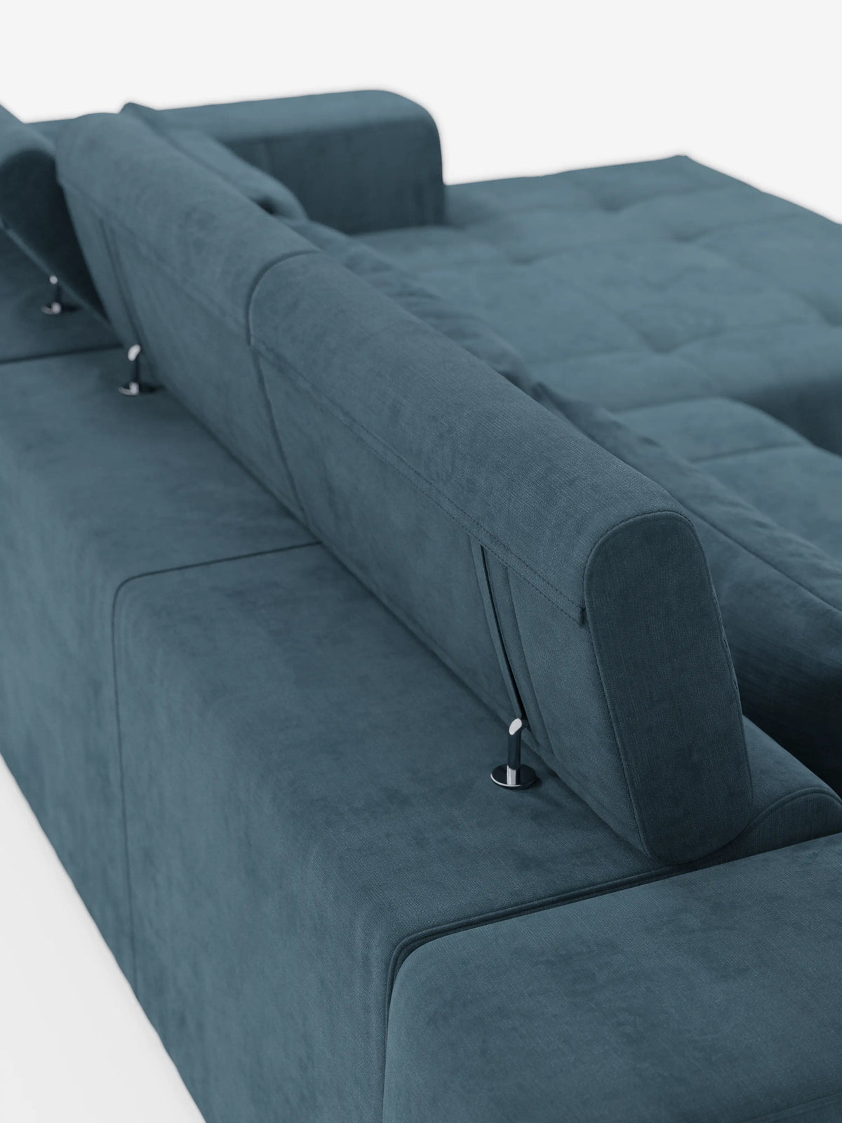 Un primo piano del divano angolare Monarch con penisola e funzione Relax Elettrico per l’allungamento delle sedute di Divani.Store, caratterizzato da un design moderno con poggiatesta reclinabili sostenuti da eleganti aste metalliche. Il divano componibile è rivestito in morbido tessuto T31, facile da pulire, e risalta sullo sfondo bianco.