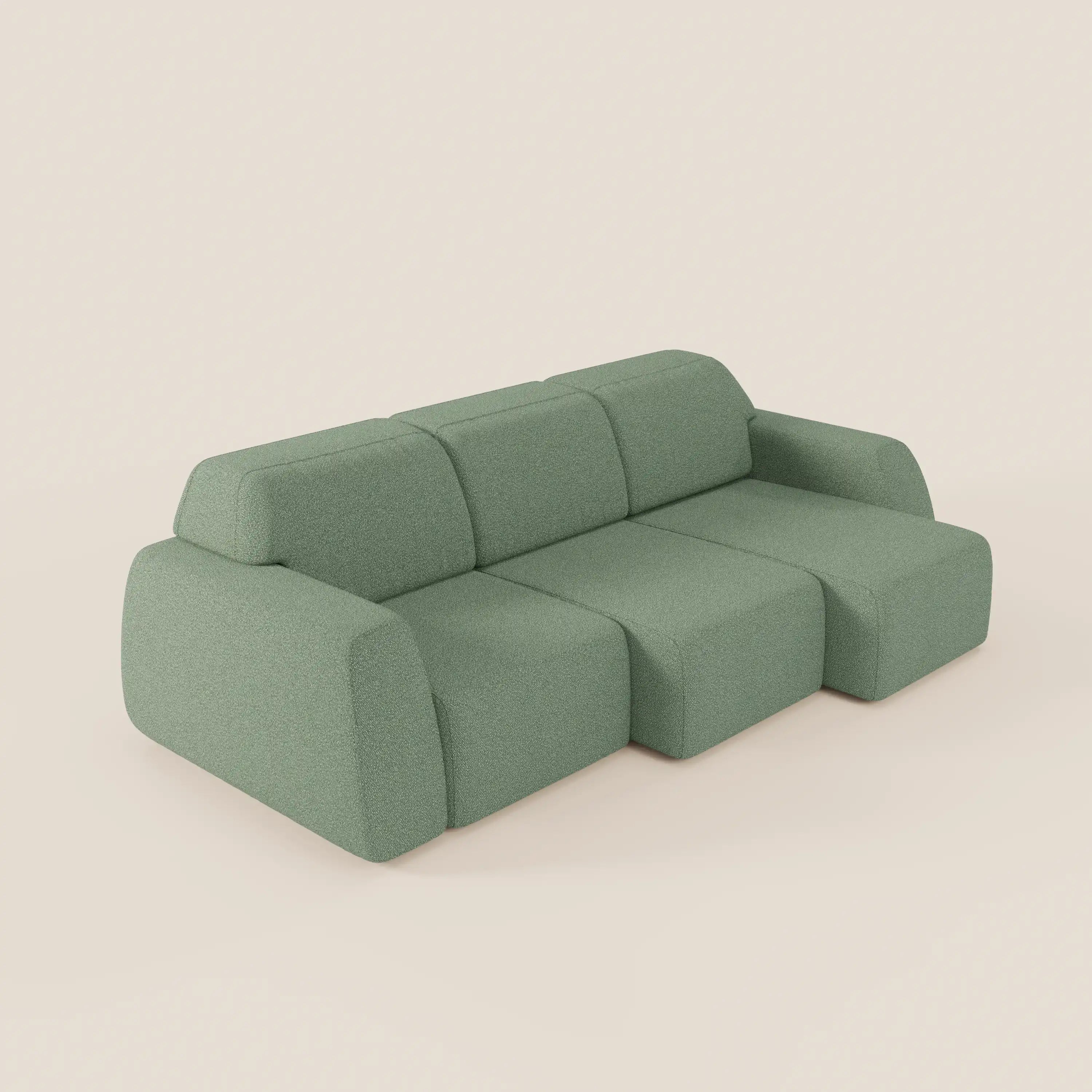 Il divano Orbit con 3 sedute scorrevoli e allungabili di Divani.Store è caratterizzato da un morbido tessuto verde antimacchia effetto cotone e da un look minimalista con braccioli massicci e arrotondati che incorniciano cuscini spaziosi e piatti su uno sfondo chiaro.