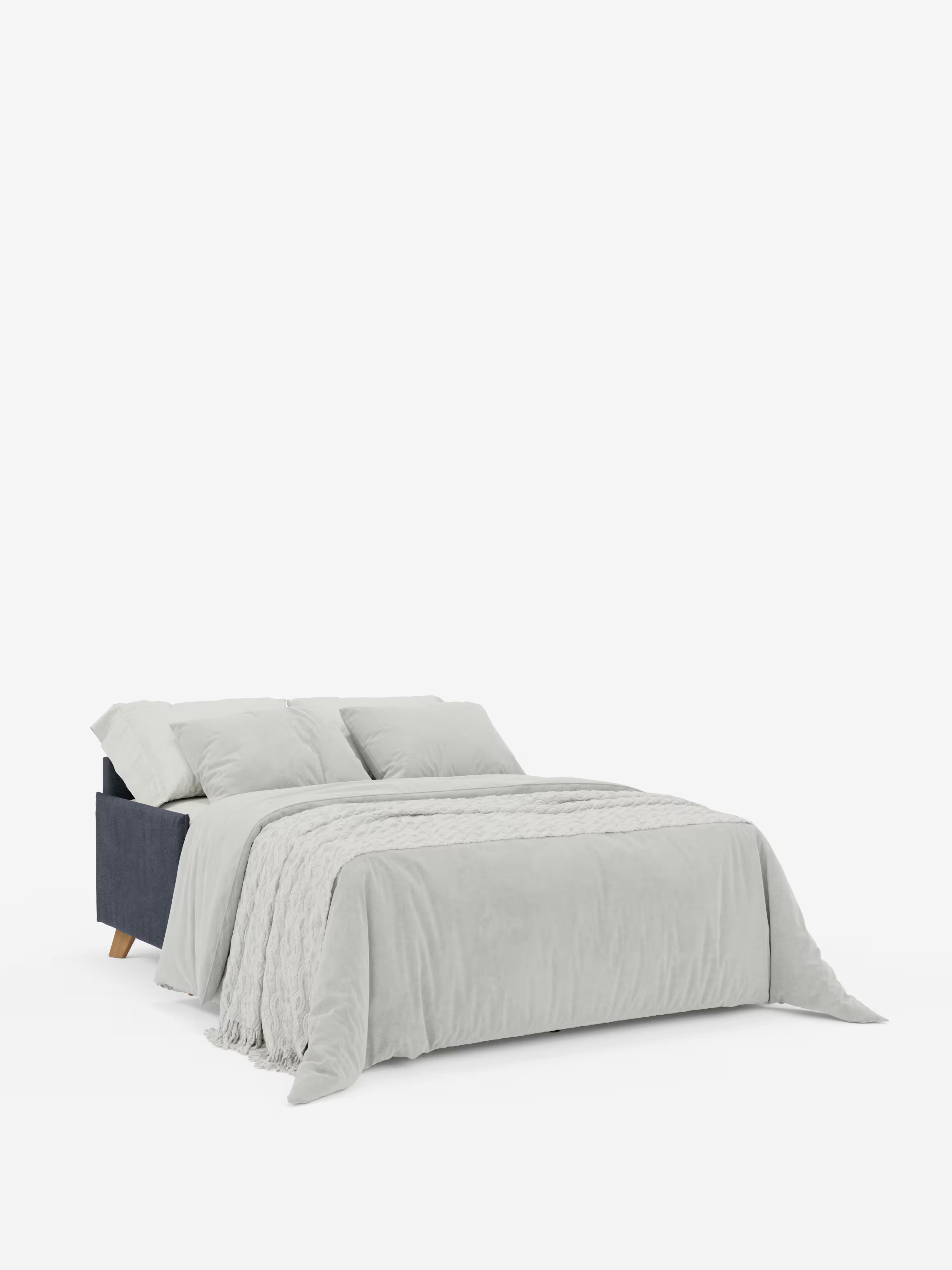 Un divano letto matrimoniale Sole, dal design compatto, di colore grigio scuro, disponibile su Divani.Store, caratterizzato da gambe in legno e poggiatesta regolabili, viene trasformato in letto. Questo elegante divano letto in stile scandinavo, rivestito in tessuto T23 100% sfoderabile e antimacchia, è abbellito da biancheria da letto grigio chiaro, due cuscini e una coperta testurizzata drappeggiata con cura, il tutto su uno sfondo bianco a tinta unita.