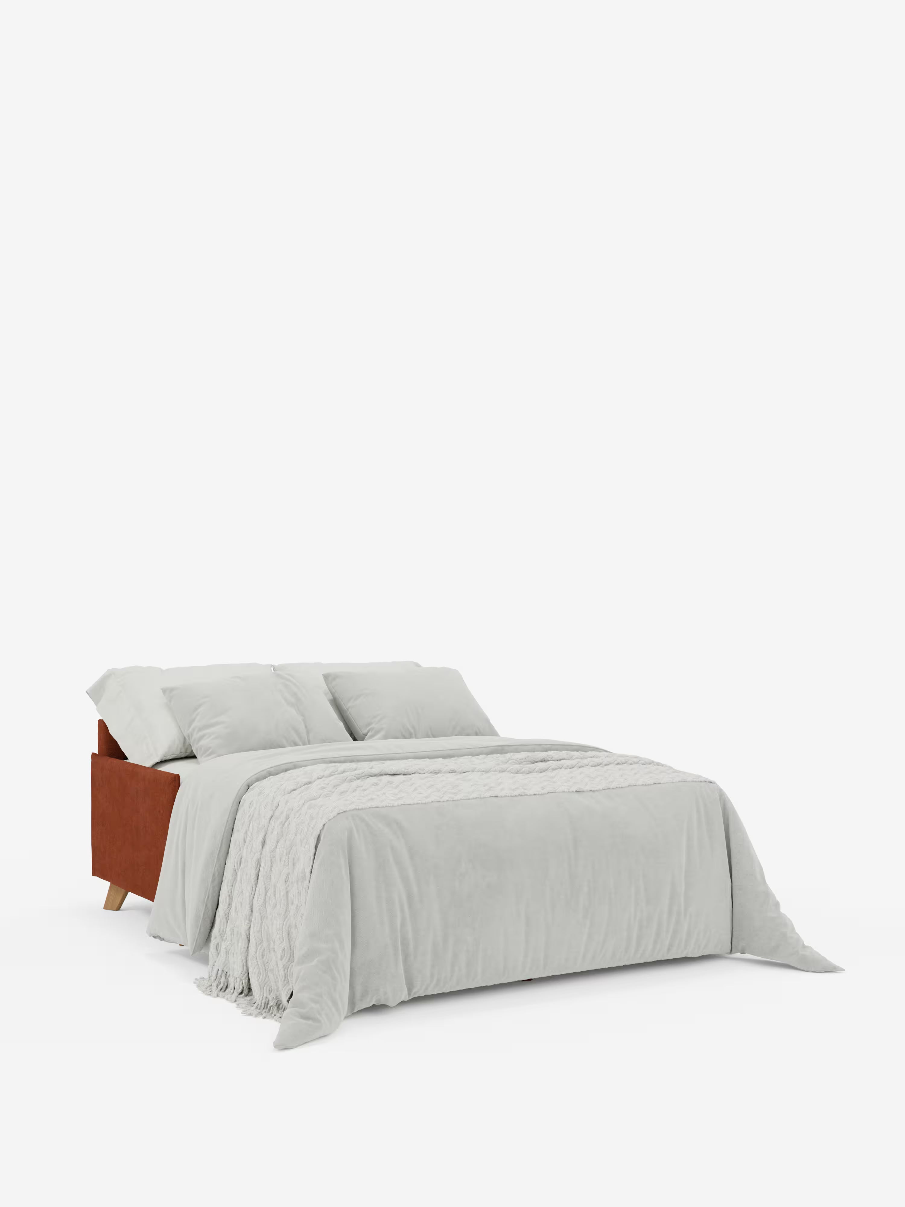 Un letto dal design contemporaneo firmato Divani.Il modello Sole, un divano letto matrimoniale, presenta un design compatto con struttura rivestita in tessuto T23 color ruggine, completamente sfoderabile e resistente alle macchie, gambe angolate in legno ispirate allo stile scandinavo ed è abbinato a una biancheria da letto grigio chiaro — che comprende cuscini, lenzuola e una coperta testurizzata — su uno sfondo bianco a tinta unita.