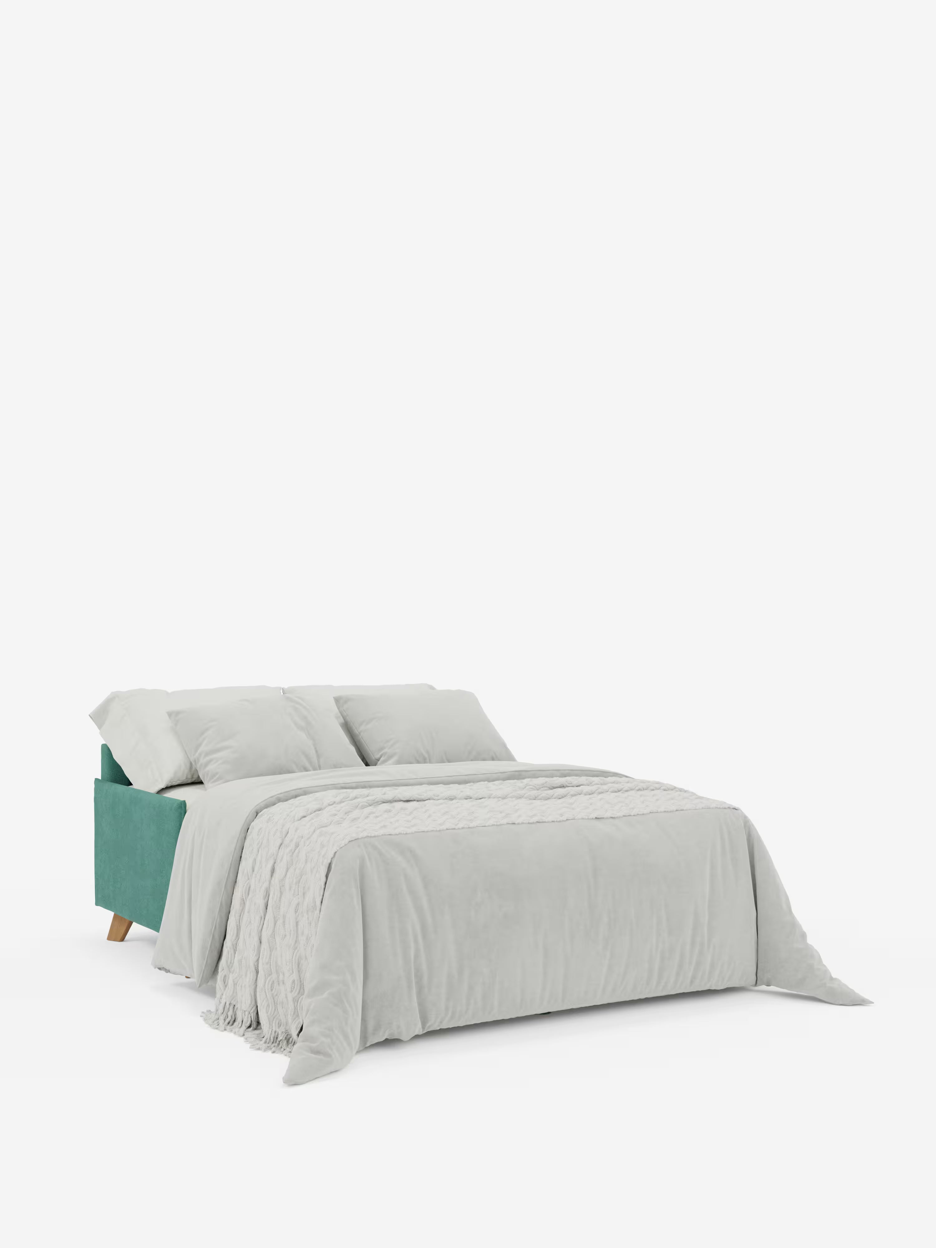 Il divano letto matrimoniale Sole dal design compatto di Divani.Store è presentato nella versione completamente estesa come letto, con rivestimento verde in tessuto smacchiabile T23, completato da un piumone grigio chiaro, cuscini coordinati e un copriletto grigio testurizzato. Su uno sfondo bianco a tinta unita, l’immagine mette in risalto la silhouette moderna e il design salvaspazio, con poggiatesta regolabili e rivestimenti completamente sfoderabili.