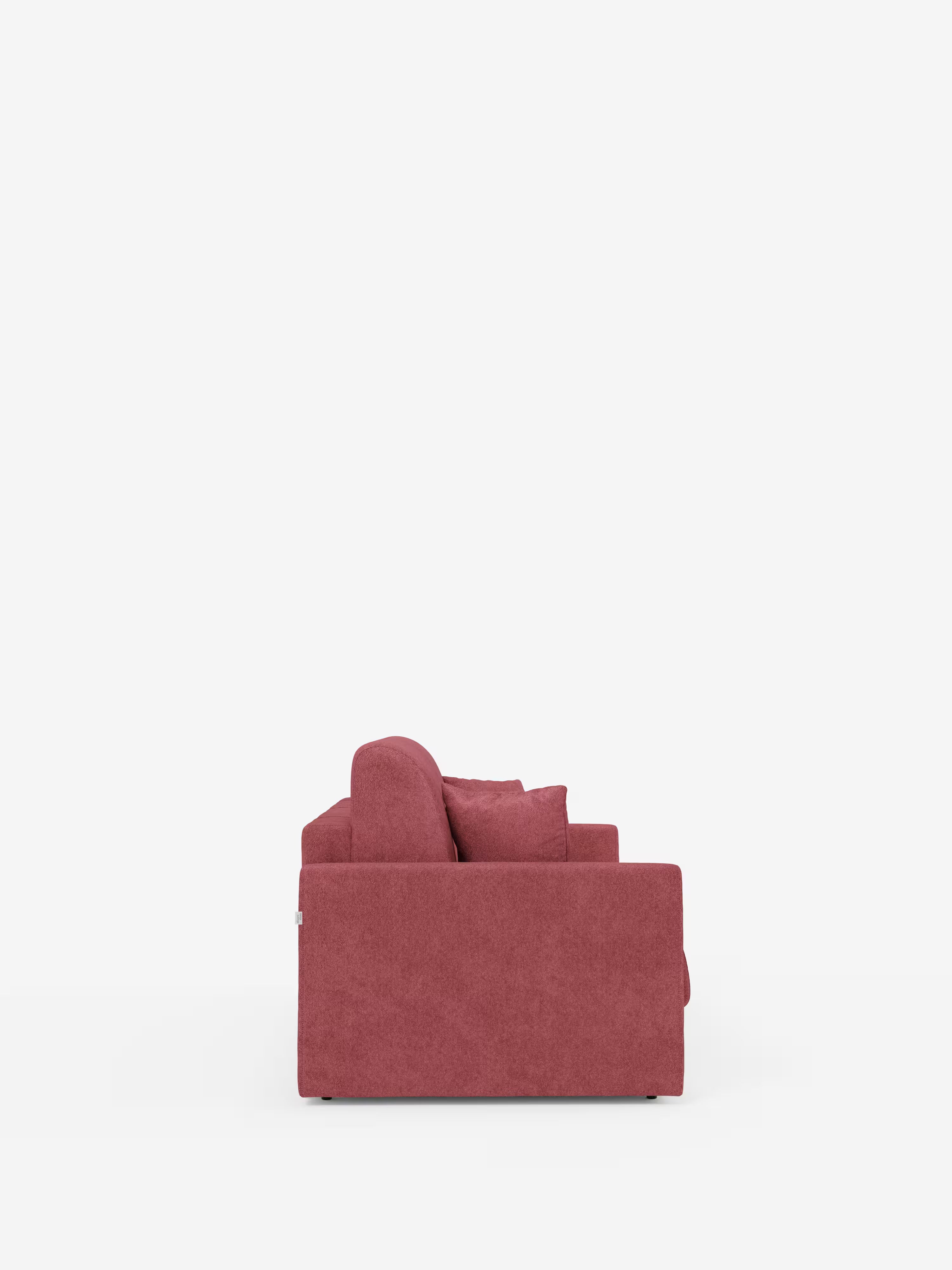 Una vista laterale del divano letto Tommy Divano a 2 e 3 posti matrimoniale di Divani.Store, un divano imbottito dal design moderno in rosa antico con braccioli sottili, due cuscini di seduta e un cuscino dello schienale. Il rivestimento, rimovibile al 100%, realizzato in tessuto T33 simile al cotone e resistente alle macchie, risalta sullo sfondo bianco a tinta unita, mettendo in risalto le sue linee pulite e la morbida trama.