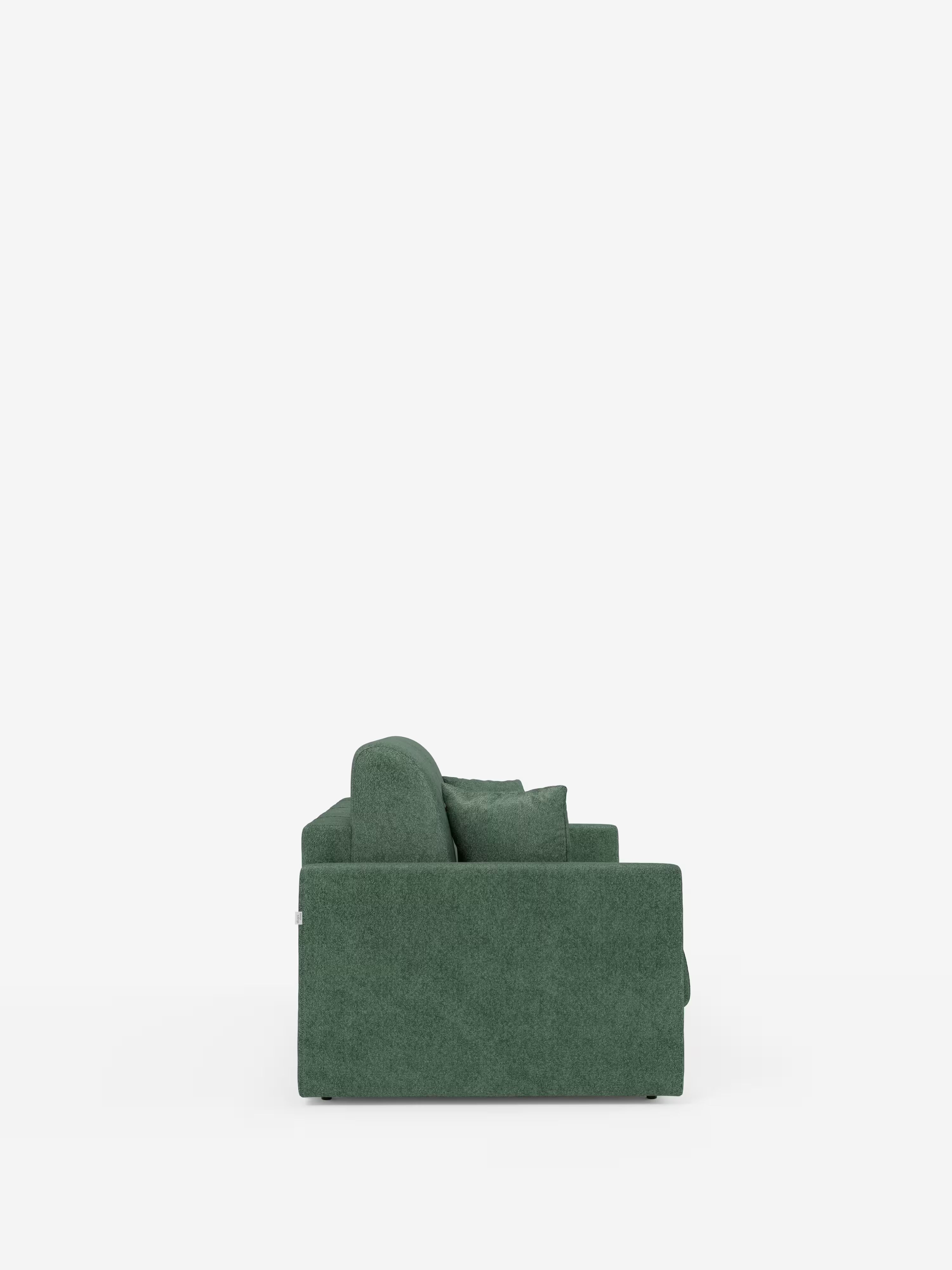 Vista laterale del divano letto Tommy Divano a 2 e 3 posti matrimoniale di Divani.Store: un elegante divano in tessuto verde con cuscini schienali imbottiti, braccioli arrotondati e piccoli piedini scuri, fotografato su sfondo bianco. Rivestito in tessuto T33 simile al cotone, sfoderabile e antimacchia, questo divano letto compatto coniuga il comfort moderno con un design pratico, rendendolo la scelta ideale per gli spazi abitativi contemporanei.