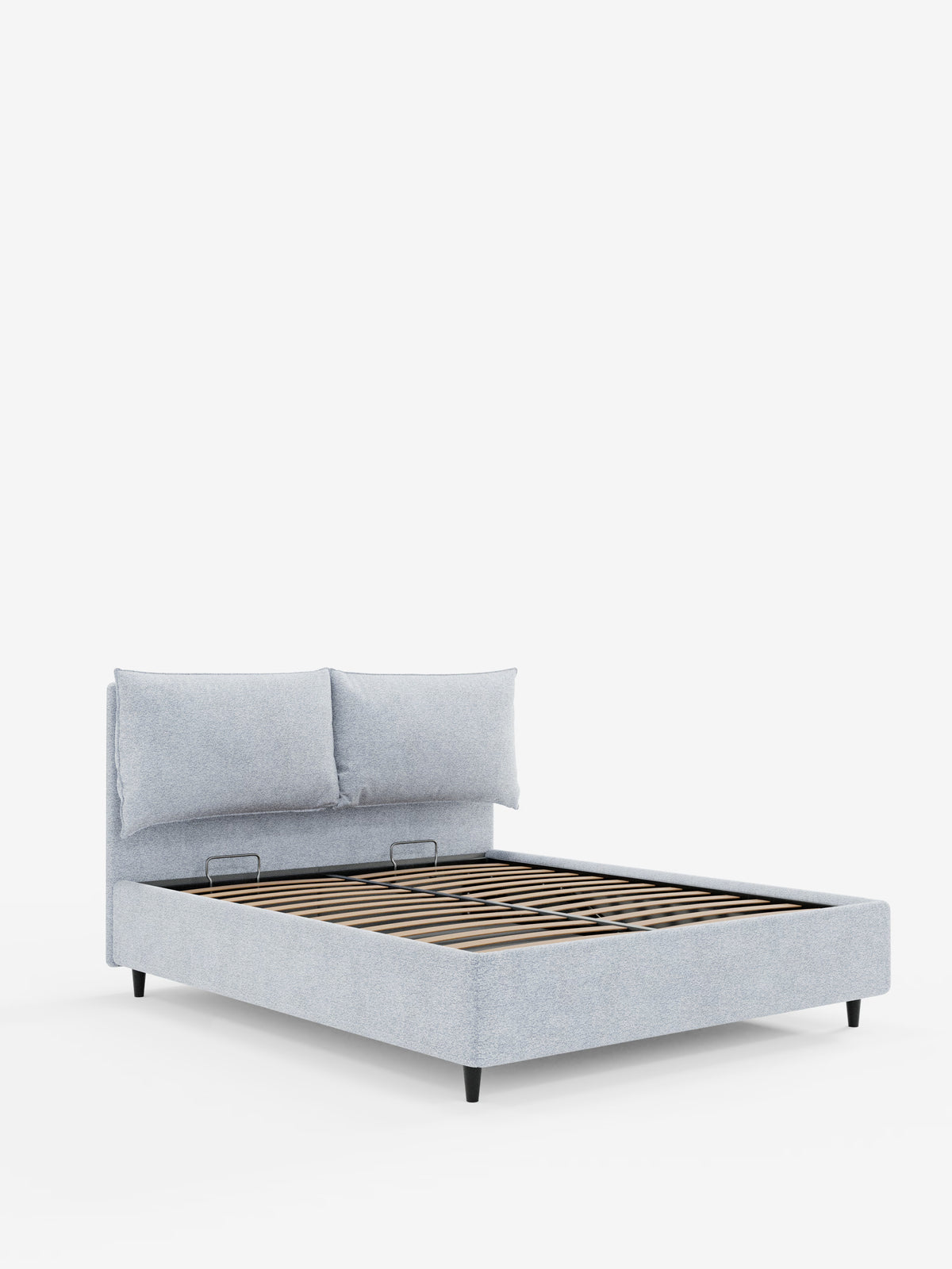 Un moderno letto imbottito ZAYRON grigio chiaro di Letti.store, caratterizzato da un design dal profilo basso con testiera imbottita composta da due grandi cuscini regolabili in tessuto certificato Oeko-Tex®, doghe in legno per il sostegno del materasso, gambe corte nere e un pratico vano contenitore, il tutto su uno sfondo bianco a tinta unita.
