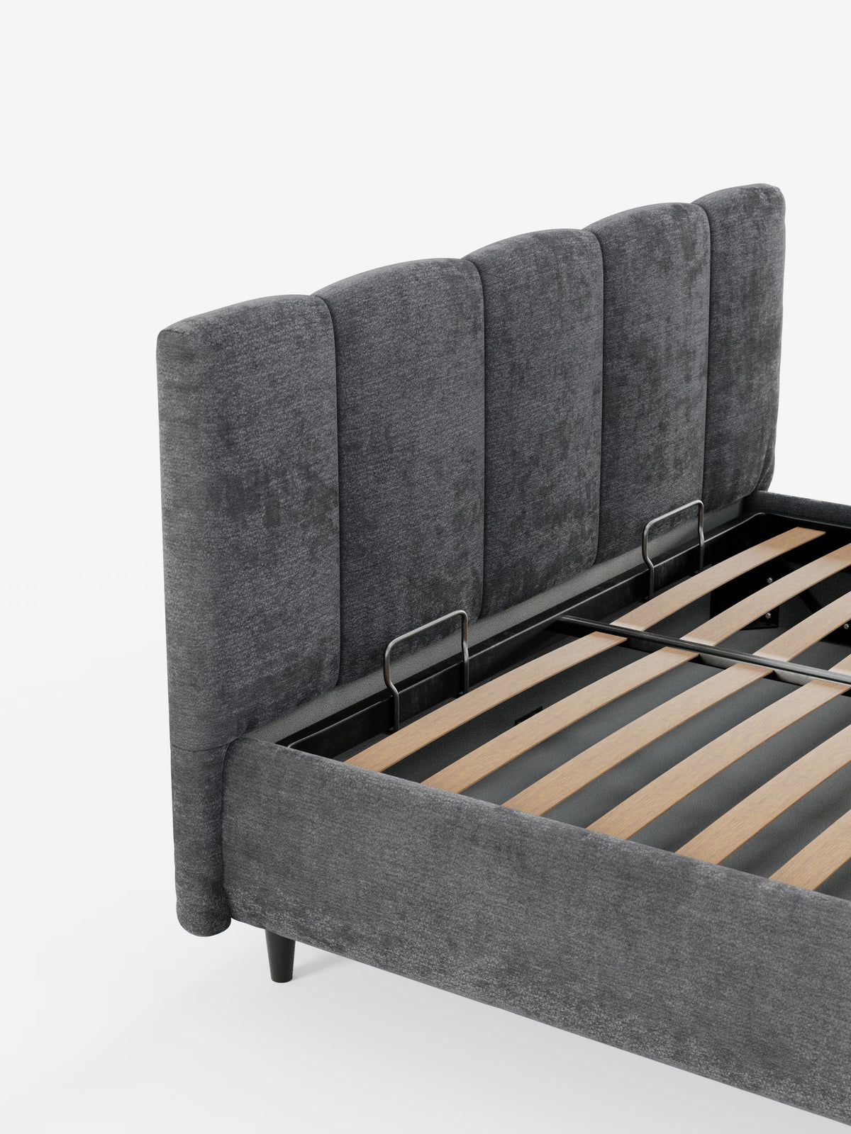 Un letto imbottito ARKAM in stile shabby chic di Letti.store, caratterizzato da una testiera con cuciture verticali in tessuto certificato Oeko-Tex® e dotato di un pratico vano contenitivo. La base a doghe in legno a vista è sostenuta da staffe in metallo nero, mentre lo sfondo bianco liscio mette in risalto la raffinata trama e la struttura di questo modello.