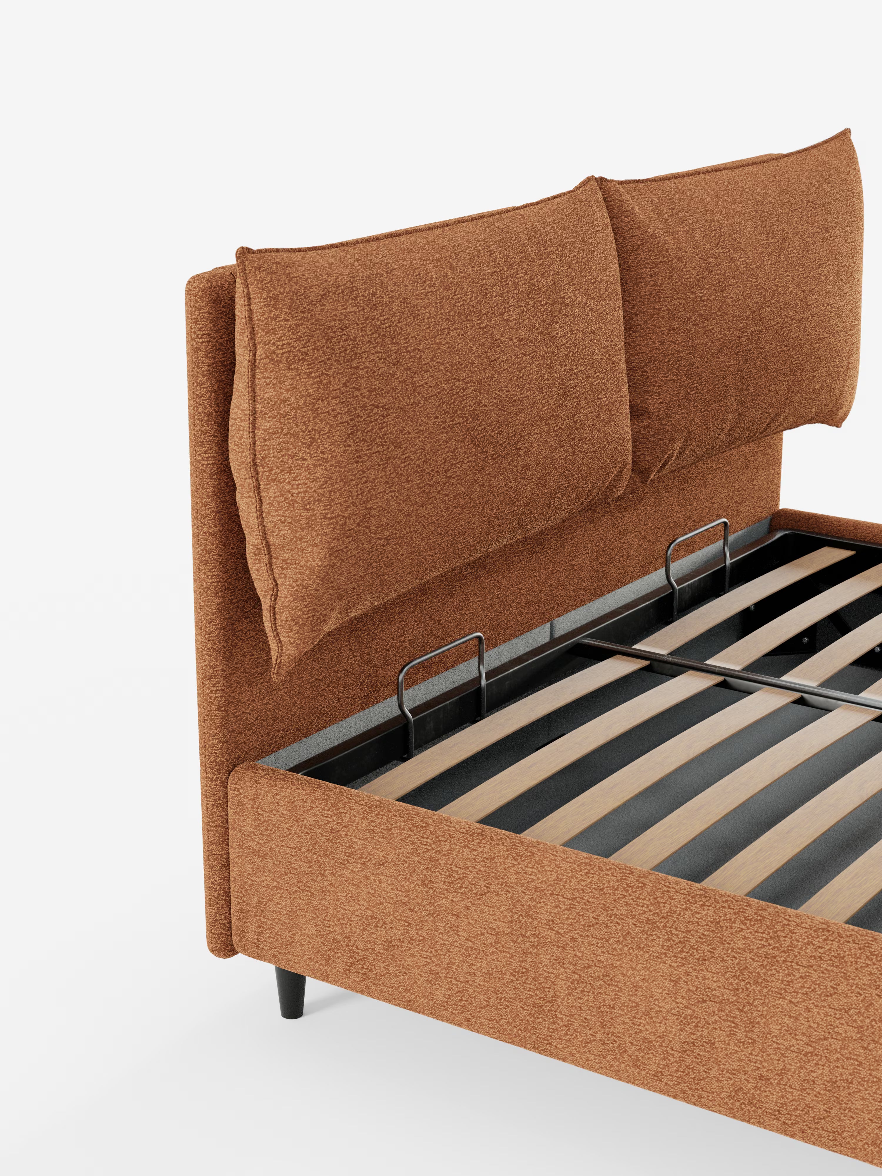 Il letto imbottito con contenitore ZAYRON di Letti.store presenta un design moderno con rivestimento in tessuto color ruggine certificato Oeko-Tex®, una testiera imbottita e due grandi cuscini regolabili simili a cuscini da letto. La testata regolabile garantisce un comfort personalizzabile, mentre la base è costituita da doghe in legno a vista sostenute da elementi in metallo nero. Presentato in un ambiente minimalista con sfondo bianco.