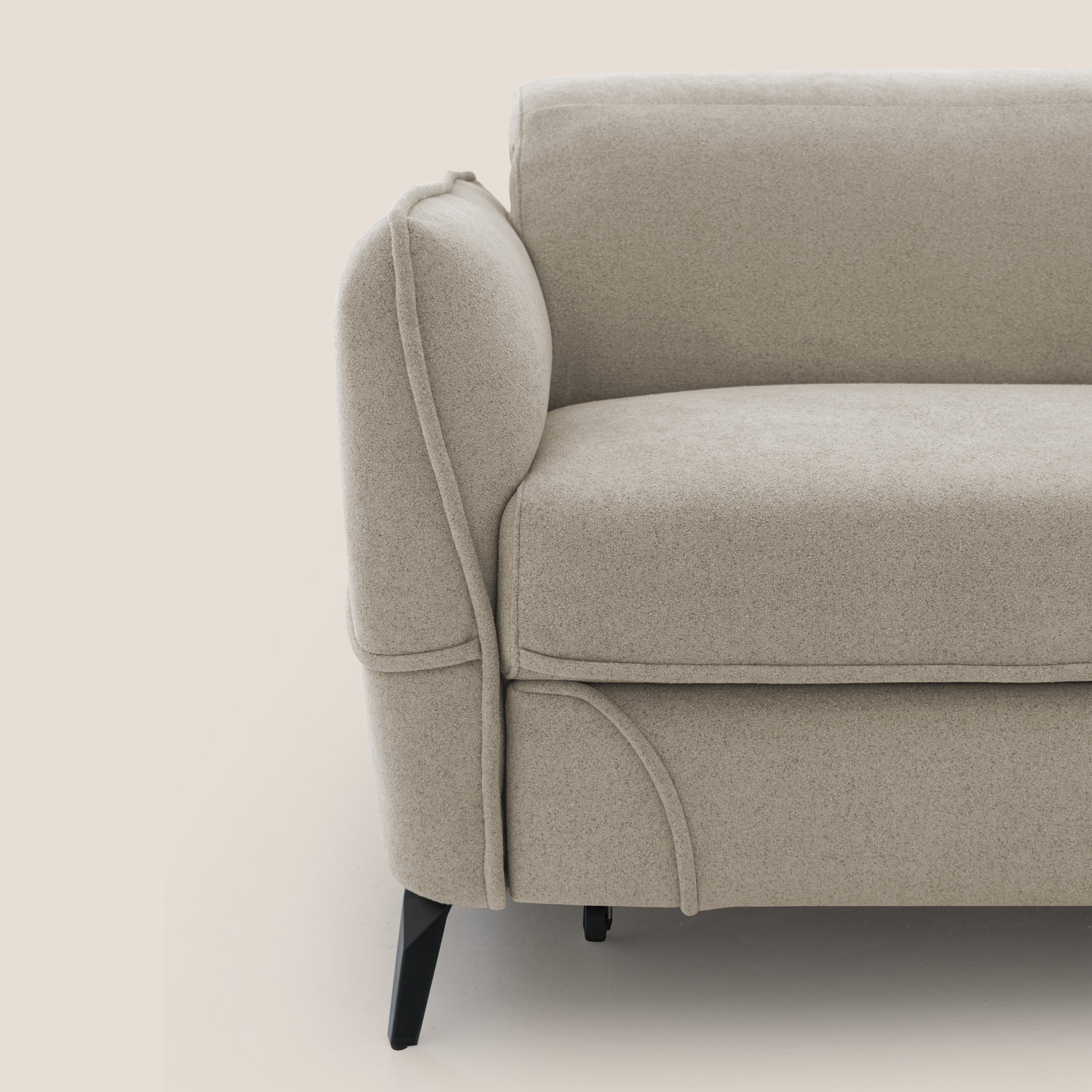 Bloom Divano con poggiapiedi estraibile piedini alti e poggiatesta reclinabili in tessuto bouclé impermeabile T07 beige - divani.store