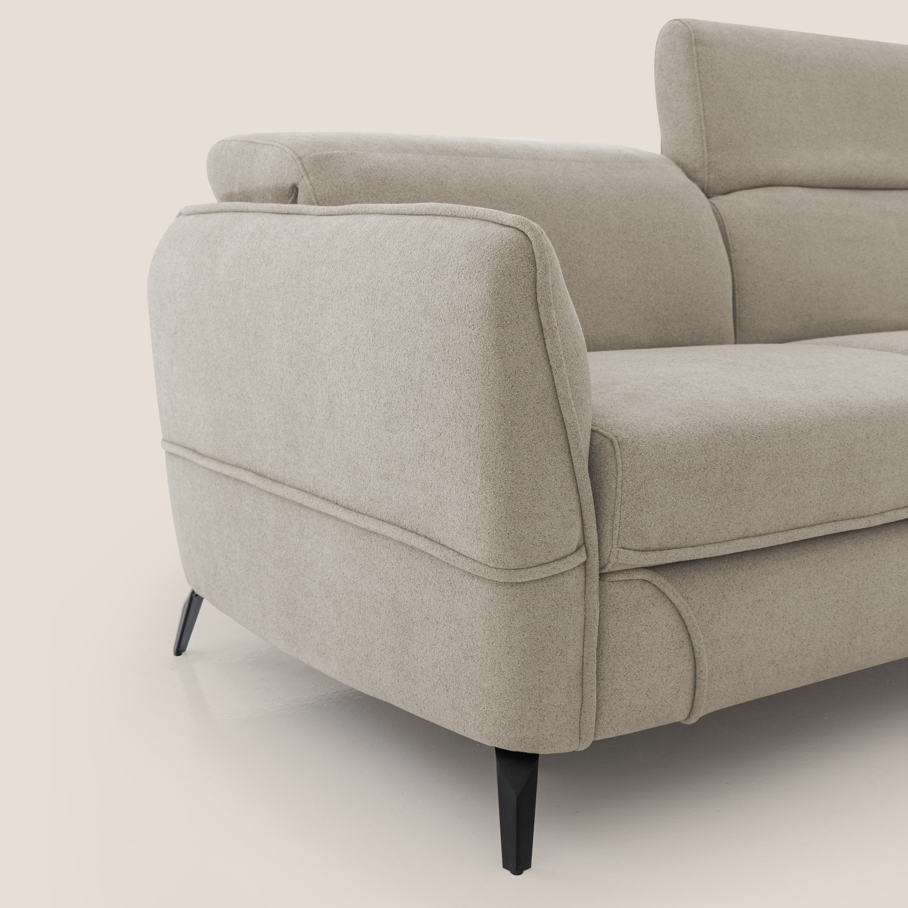 Bloom Divano con poggiapiedi estraibile piedini alti e poggiatesta reclinabili in tessuto bouclé impermeabile T07 beige - divani.store