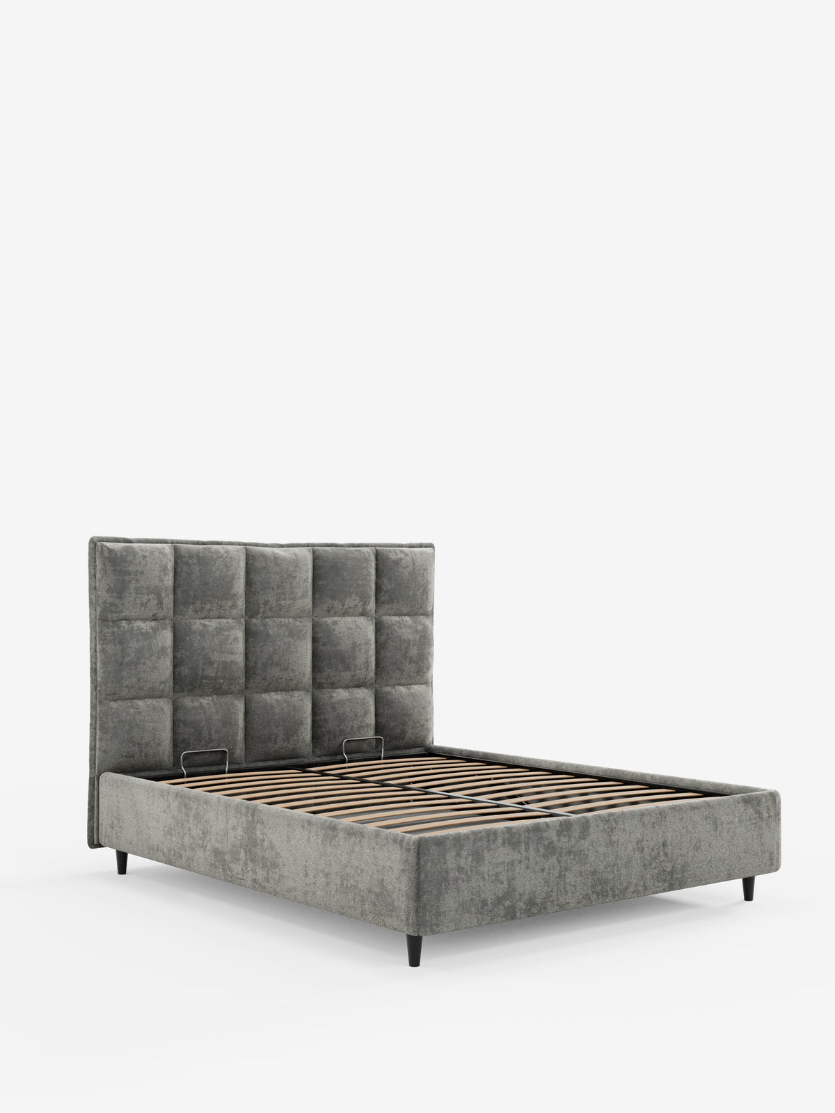 Un moderno letto imbottito AURO con contenitore e testiera capitonné alta in ciniglia Oeko-Tex® di Letti.store, caratterizzato da una testiera alta e capitonné e da doghe in legno, il tutto rivestito in un elegante tessuto grigio. La struttura del letto è inquadrata su uno sfondo bianco a tinta unita, lasciato vuoto per mettere in risalto la sua struttura e i materiali di alta qualità.