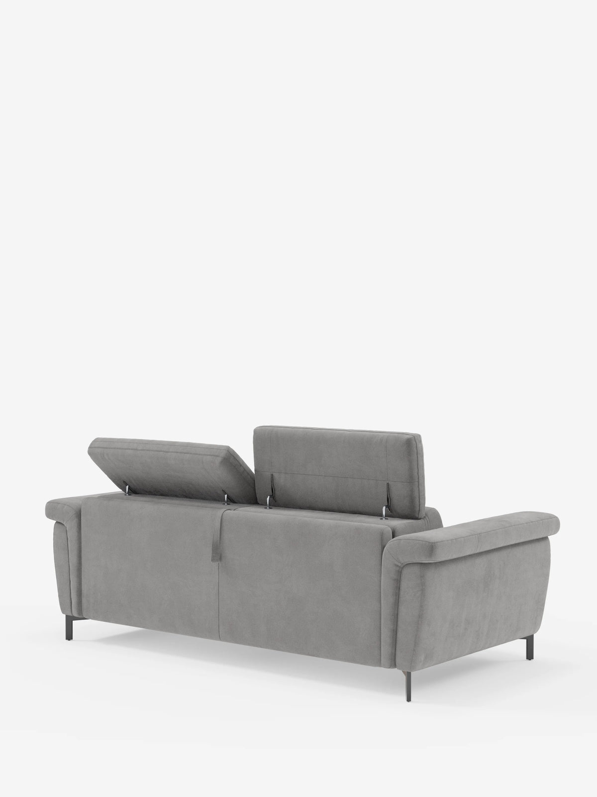 Il divano letto di design Capri di Divani.Store, rivestito in raffinato tessuto effetto velluto T30 resistente alle macchie, è presentato nella tonalità grigio chiaro. Nella foto, che lo ritrae visto da dietro, presenta due poggiatesta reclinabili leggermente rialzati, ampi braccioli e gambe alte di colore nero, il tutto su uno sfondo bianco a tinta unita.