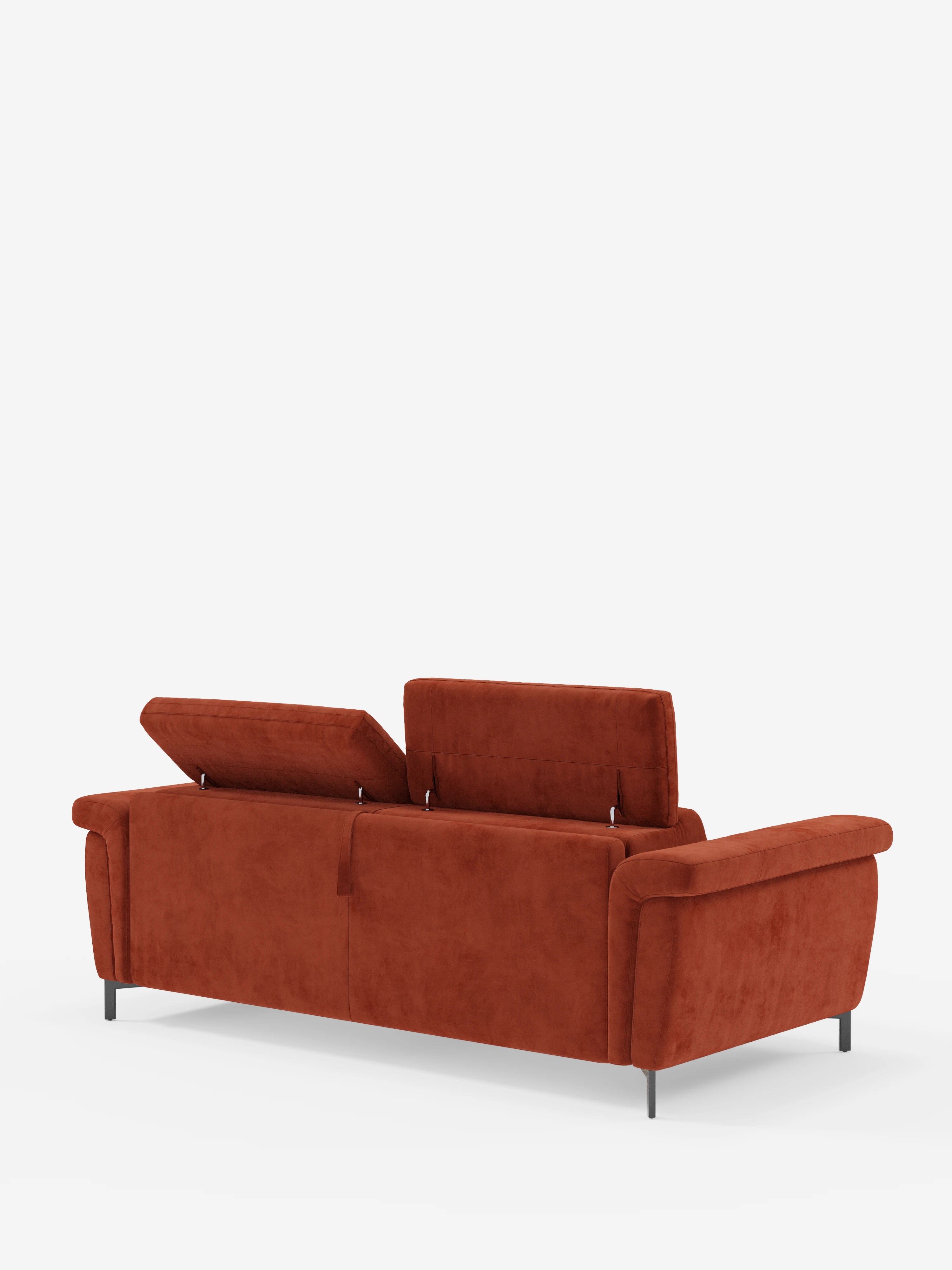 Un moderno divano letto Capri color ruggine di Divani.Store, dotato di due poggiatesta regolabili parzialmente rialzati e ripreso nella vista posteriore su sfondo bianco. Rivestito con un raffinato tessuto T30 effetto velluto resistente alle macchie, questo modello presenta braccioli arrotondati e slanciate gambe alte nere che gli conferiscono un look elegante e contemporaneo.