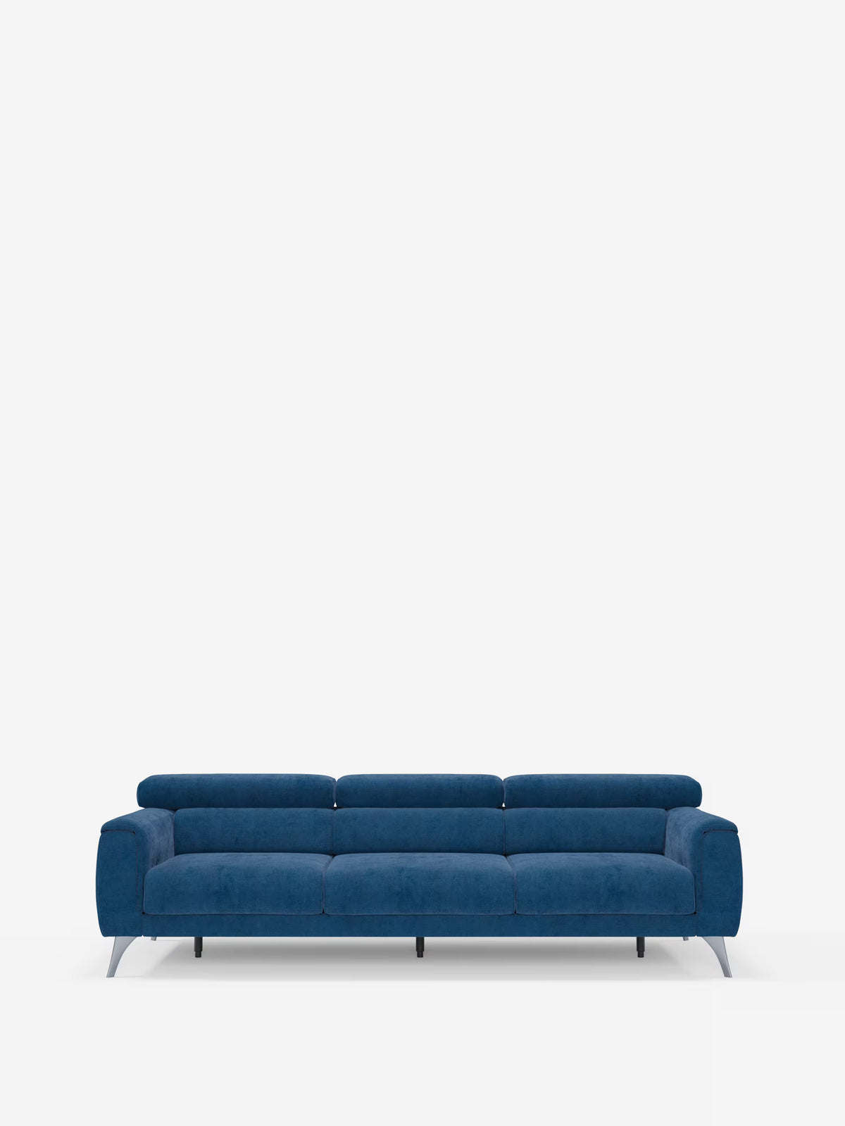 Un moderno divano Caravaggio a 4 posti con tre sedute scorrevoli di Divani.Store, rivestito in tessuto T31 blu scuro smacchiabile, presenta uno schienale basso con poggiatesta reclinabili, eleganti cuscini rettangolari e gambe angolate nere. In primo piano su uno sfondo bianco a tinta unita, questo elegante divano unisce un design contemporaneo a un comfort spazioso, perfetto per qualsiasi ambiente del soggiorno.