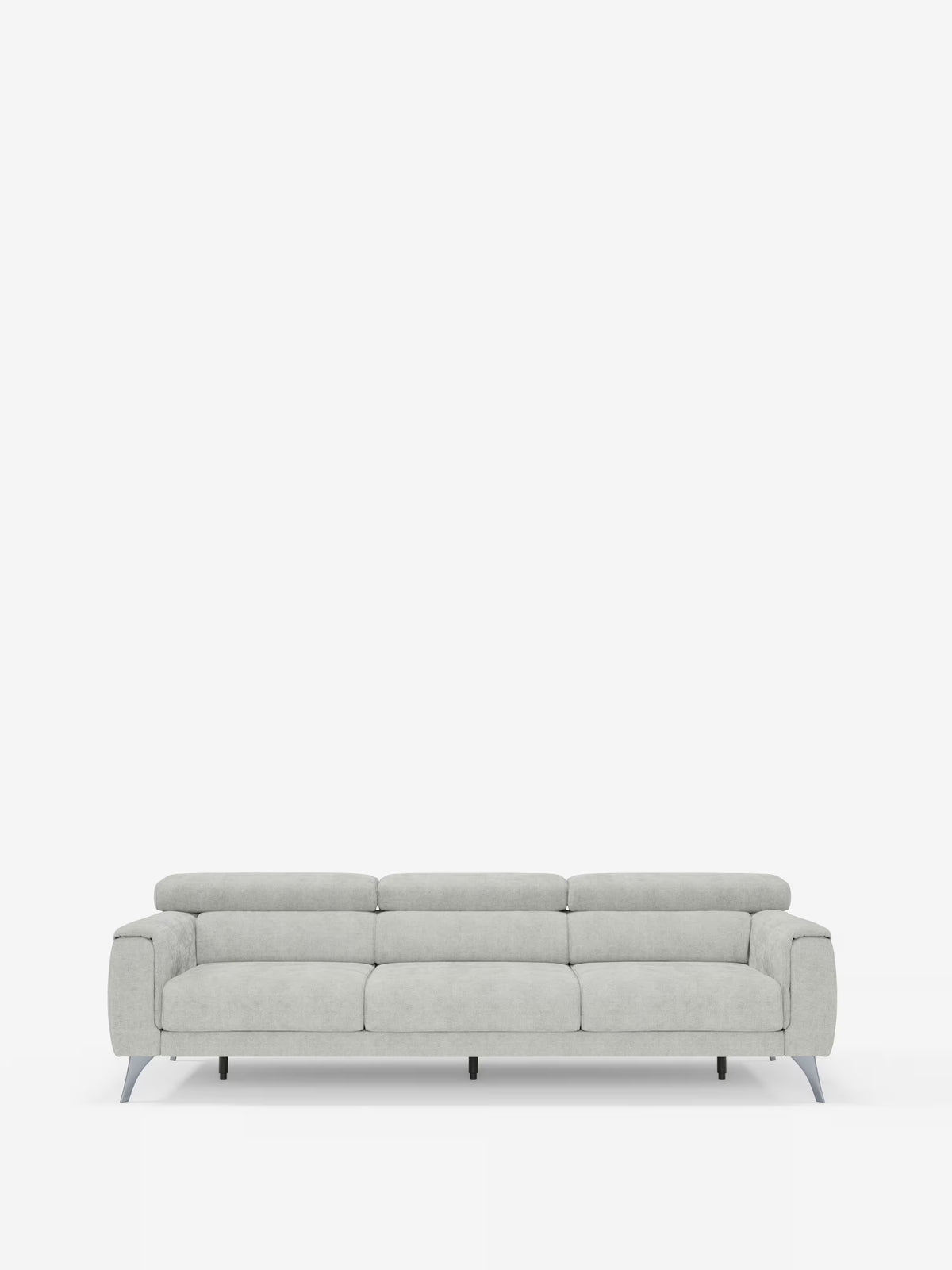 Un divano Caravaggio contemporaneo color grigio chiaro a 4 posti con tre sedute scorrevoli di Divani.Store, dotato di tre cuscini di seduta scorrevoli, poggiatesta reclinabili e braccioli bassi poggianti su gambe metalliche sottili e angolate. Lo sfondo bianco a tinta unita mette in risalto questo divano moderno come elemento centrale dell'immagine.