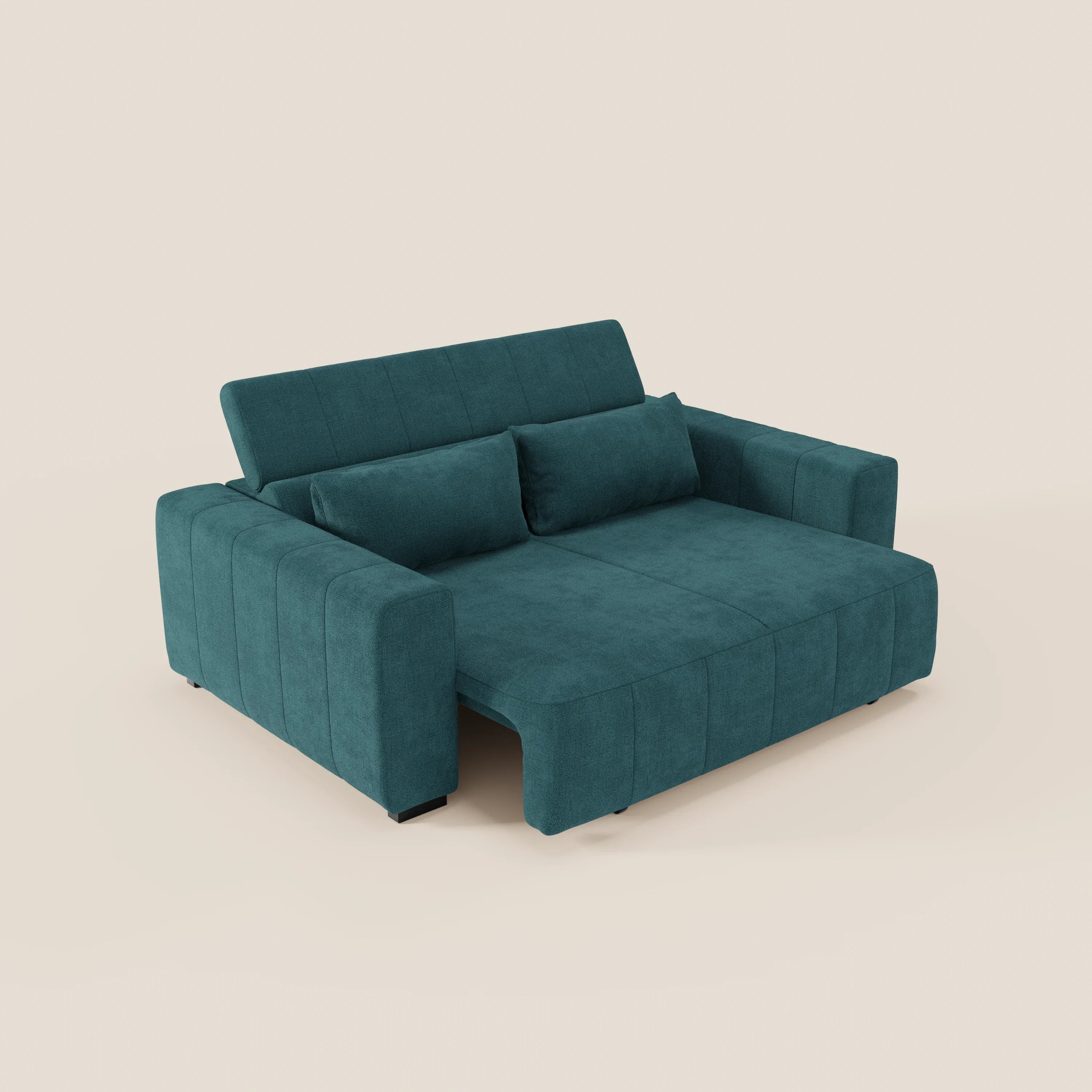 Il divano Doric 3 posti di Divani.Store è caratterizzato da sedute estensibili con reclinazione elettrica, poggiatesta regolabili e tessuto antimacchia T23 nel moderno colore blu-teal, qui rappresentato come divano contemporaneo e soffice su uno sfondo beige chiaro.