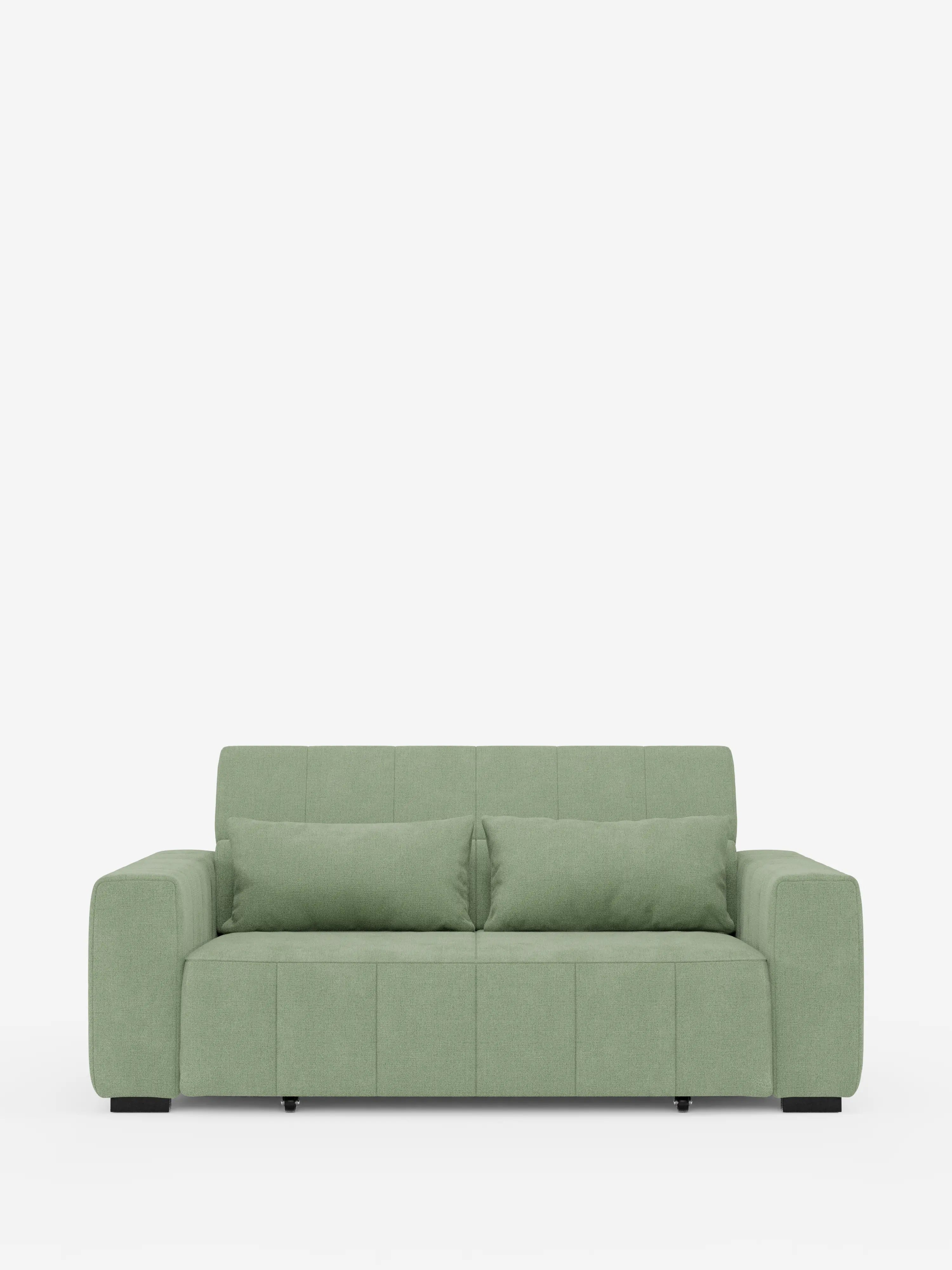 Un divano a 3 posti in stile dorico moderno, di colore verde chiaro, con sedute allungabili tramite meccanismo relax elettrico, firmato Divani.Store, caratterizzato da due cuscini rettangolari abbinati per lo schienale, ampi braccioli e cuciture verticali su seduta e schienale. Questo divano sfoderabile è dotato di un poggiatesta reclinabile in tessuto smacchiabile T23 e poggia su quattro gambe corte nere, che risaltano su uno sfondo bianco a tinta unita.