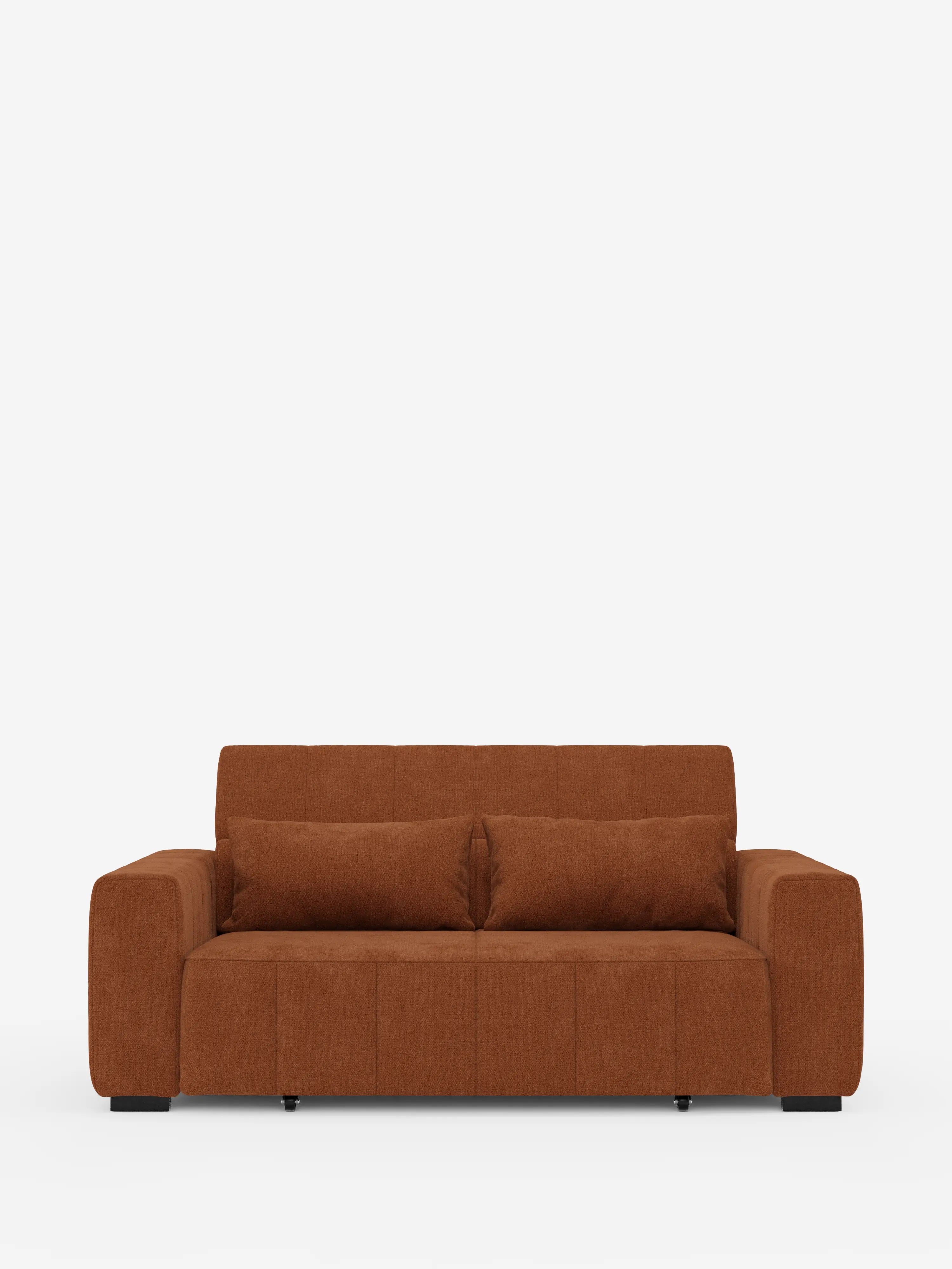 Un divano a 3 posti in stile dorico moderno color marrone di Divani.Store, con ampi braccioli, schienale basso e cuscini coordinati, è posizionato al centro su uno sfondo bianco a tinta unita. Questo lussuoso divano imbottito, dotato di sedute allungabili tramite meccanismo relax elettrico e poggiatesta reclinabile in tessuto smacchiabile T23, è completato da piedini a blocco neri che conferiscono un tocco contemporaneo.