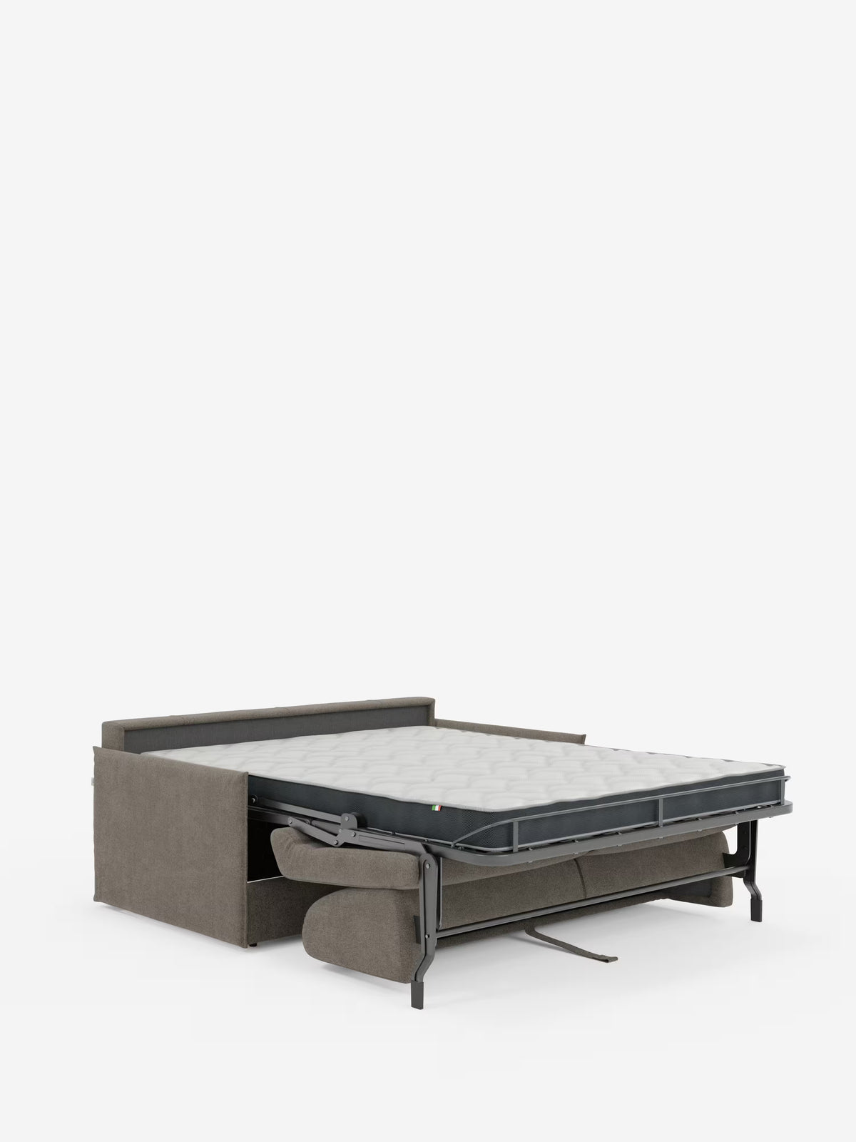 Un divano letto matrimoniale Evans grigio sfoderabile di Divani.Store, caratterizzato da un design compatto e da un pratico vano porta-cuscini, è raffigurato aperto con il suo ampio materasso estraibile. La struttura in metallo e i cuscini ripiegati sotto il letto sollevato lasciano intravedere parte del meccanismo di trasformazione. Lo sfondo è bianco a tinta unita.
