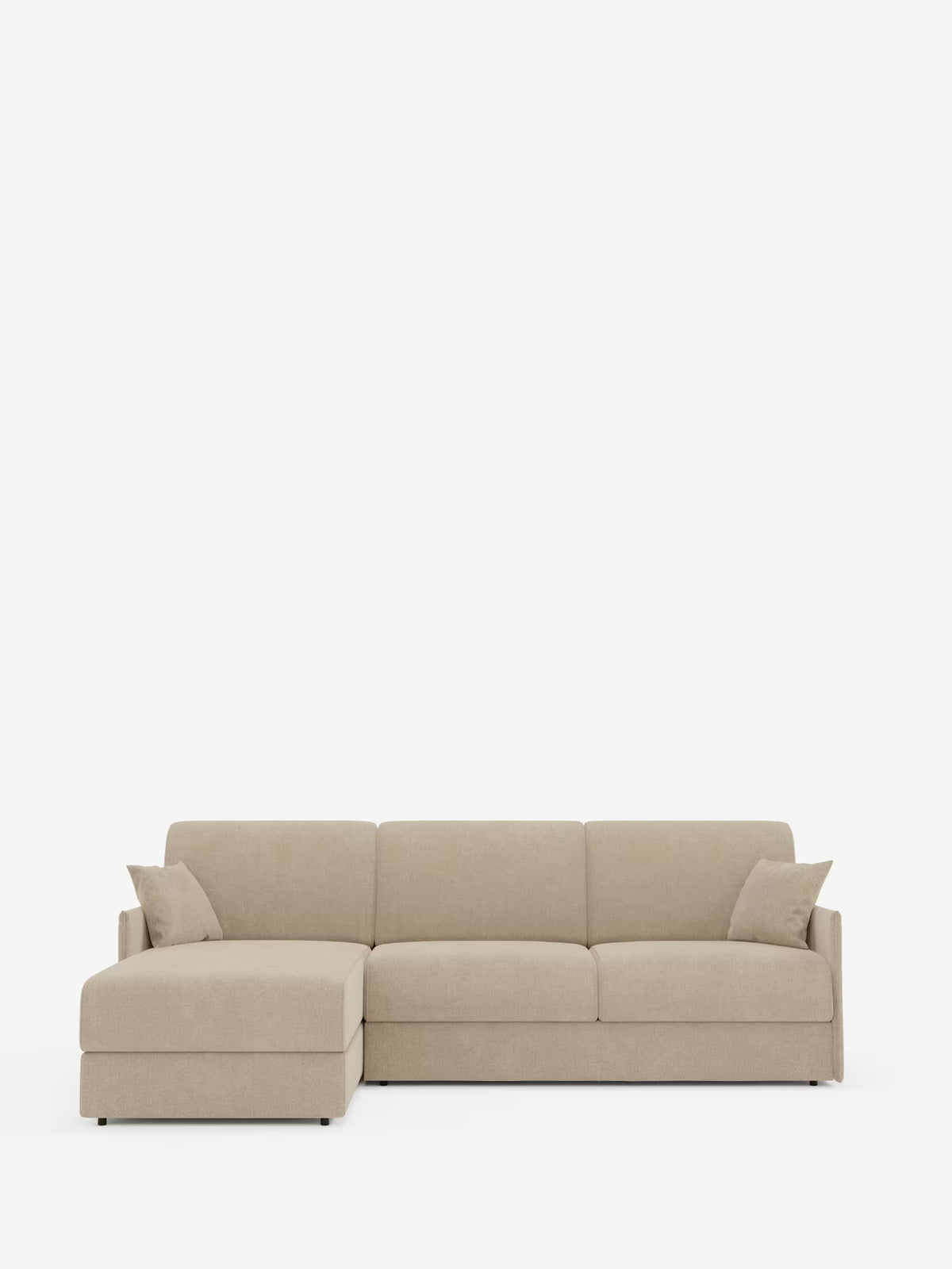 Il divano letto angolare con penisola contenitore Evans di Divani.Store presenta un design compatto e moderno in tessuto T23 facile da pulire, con finitura beige, chaise longue orientata a sinistra, braccioli bassi e squadrati e due cuscini coordinati. Questo versatile divano componibile è presentato su uno sfondo bianco a tinta unita.