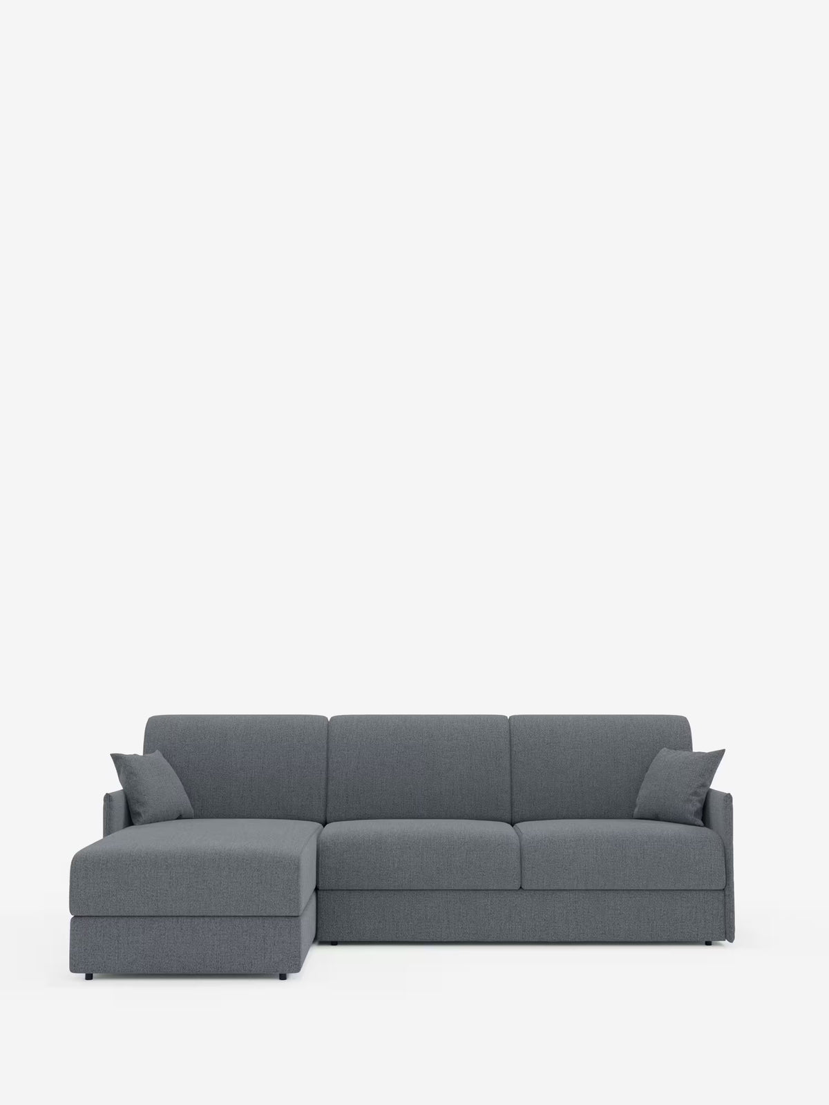 Vi presentiamo il divano letto angolare con penisola contenitore Evans di Divani.Store: un moderno divano componibile grigio dal design compatto e dalle linee pulite, rivestito in tessuto smacchiabile T23. Questa chaise longue con orientamento a sinistra offre comfort e stile versatili grazie a tre cuscini di seduta, tre cuscini dello schienale, due cuscini decorativi abbinati e gambe corte nere. Presentato su uno sfondo bianco a tinta unita.