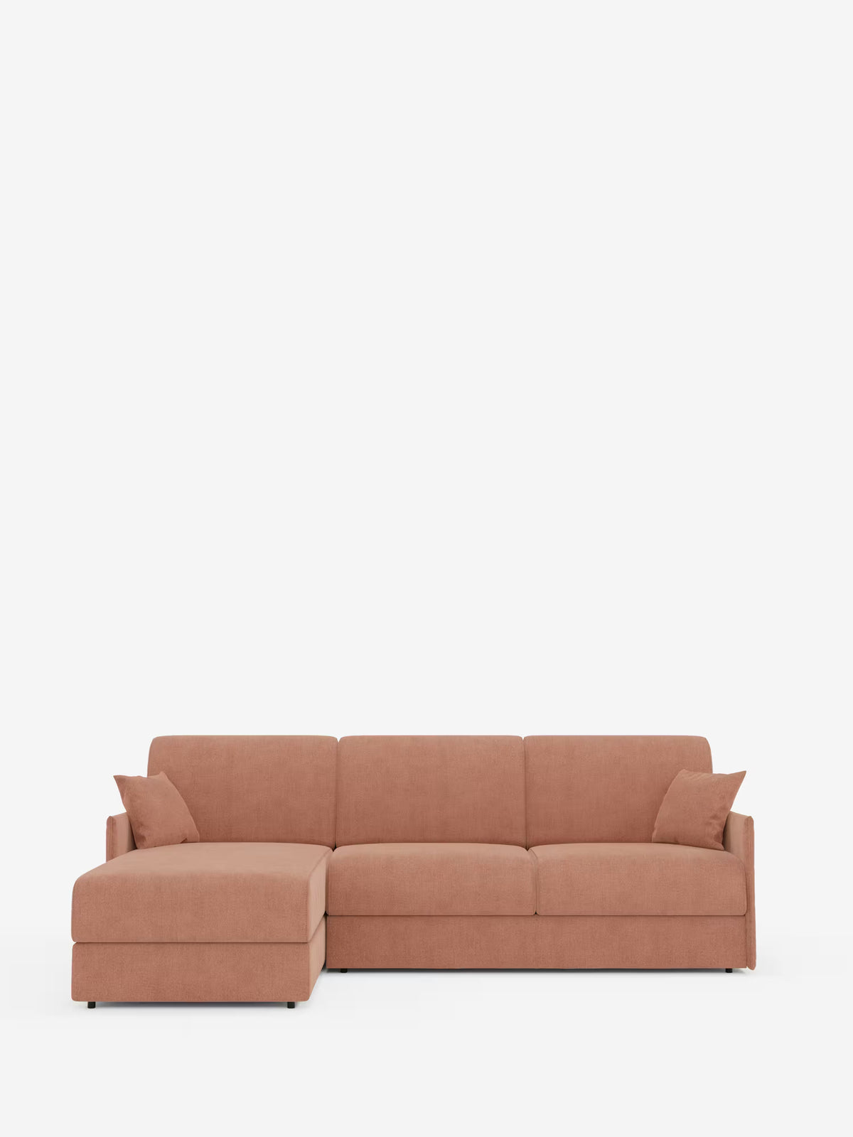 Un divano letto angolare contemporaneo Evans con penisola contenitore di Divani.Store, rivestito in tessuto T23 color terracotta tenue e smacchiabile, si presenta con un design compatto a forma di L, caratterizzato da una chaise longue orientata a sinistra dotata di una pratica penisola contenitore. Linee pulite, uno schienale basso e due cuscini decorativi coordinati completano il suo look elegante su uno sfondo bianco a tinta unita. Trasformandosi con facilità in un ampio letto matrimoniale, questo