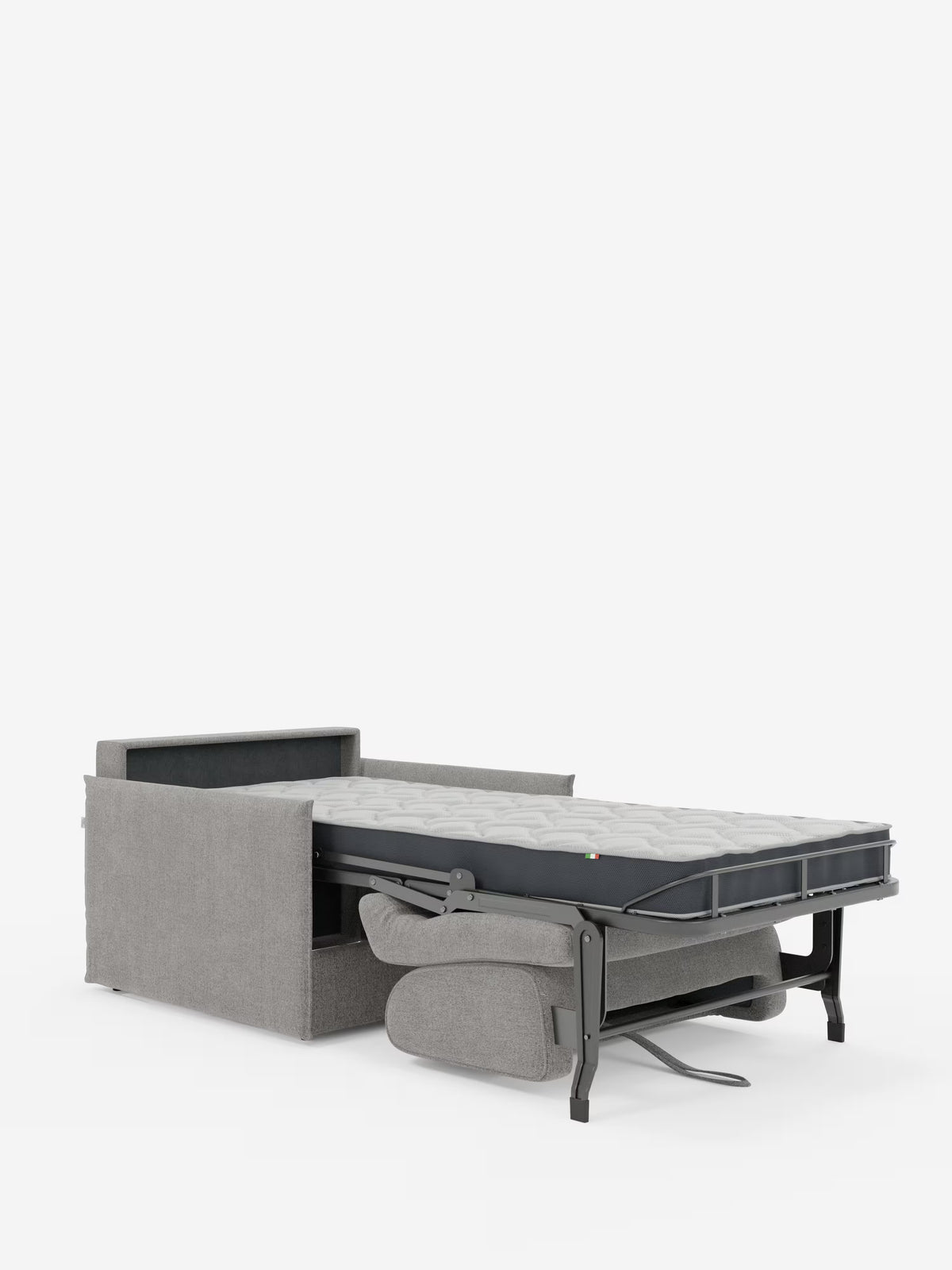La poltrona letto compatta Evans con materasso di Divani.Store è qui raffigurata in tessuto T23 grigio e resistente alle macchie. Il divano letto è parzialmente aperto, mostrando la sua robusta struttura in metallo nero e la seduta imbottita, con lo schienale e i braccioli ben visibili, a dimostrazione del pratico meccanismo di trasformazione da poltrona a letto. Perfetta come poltrona letto salvaspazio, è dotata di un comodo materasso da 70x197 cm per un sonno riposante in spazi ridotti e presenta