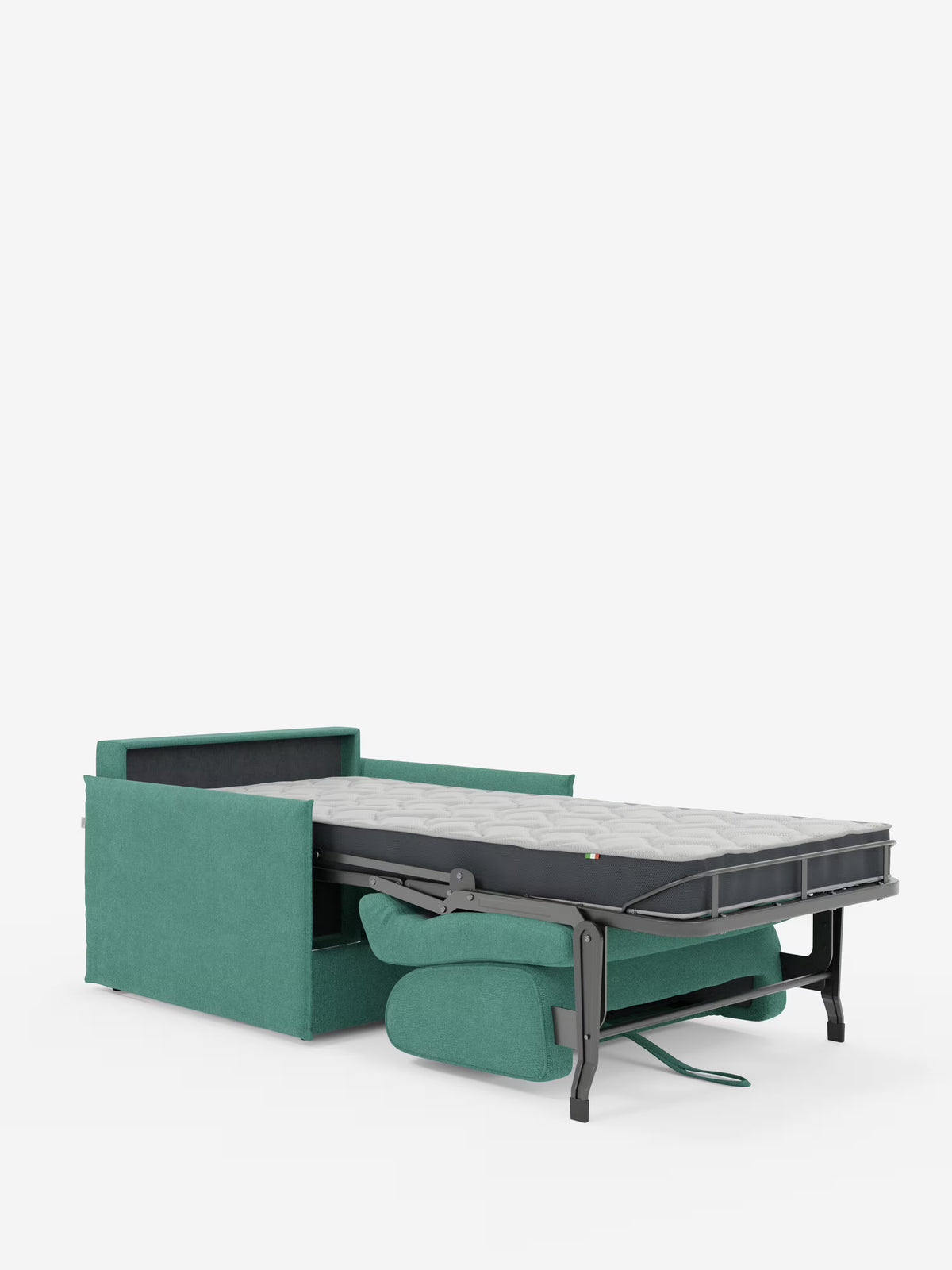 Una poltrona letto compatta Evans con materasso di Divani.Store, color verde acqua, è raffigurata con il letto estraibile aperto. Sono visibili la struttura in metallo e il materasso, mentre il cuscino della seduta è posizionato sotto la struttura del letto. Questa poltrona letto singola, rivestita in tessuto T23 sfoderabile e antimacchia, presenta braccioli squadrati su uno sfondo bianco a tinta unita.