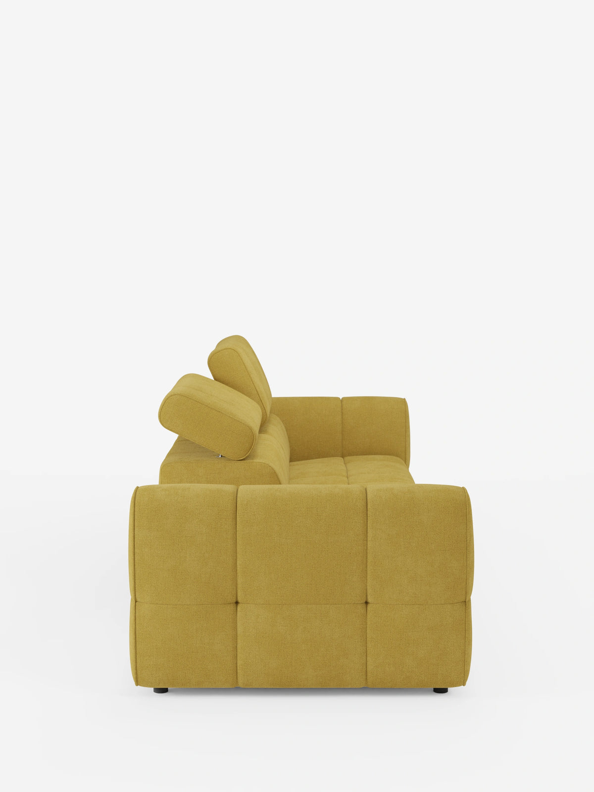 Un divano componibile Giotto Divano di colore giallo senape con terminale aperto – opzione relax elettrico in tessuto smacchiabile T23, visto di profilo, caratterizzato da una seduta capitonata, braccioli bassi e un poggiatesta regolabile inclinato in avanti.