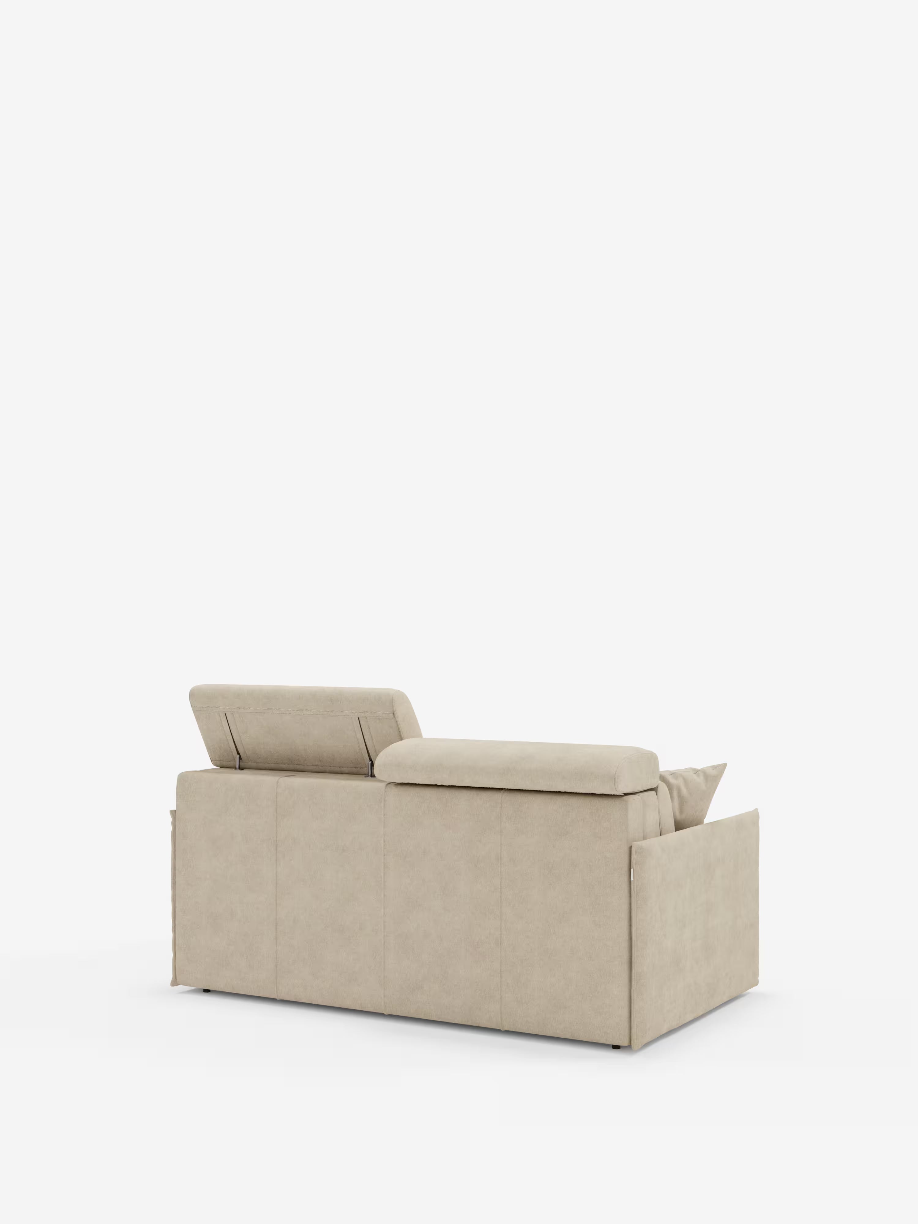 Un divano letto Miryam color beige con poggiatesta reclinabili e comfort maxi di Divani.Store, caratterizzato da un design squadrato e compatto in morbido tessuto smacchiabile T31. Uno dei poggiatesta regolabili è sollevato mentre l’altro rimane piatto, mettendo in risalto i delicati dettagli delle cuciture e incarnando uno stile minimalista e contemporaneo, che risalta sullo sfondo bianco a tinta unita.