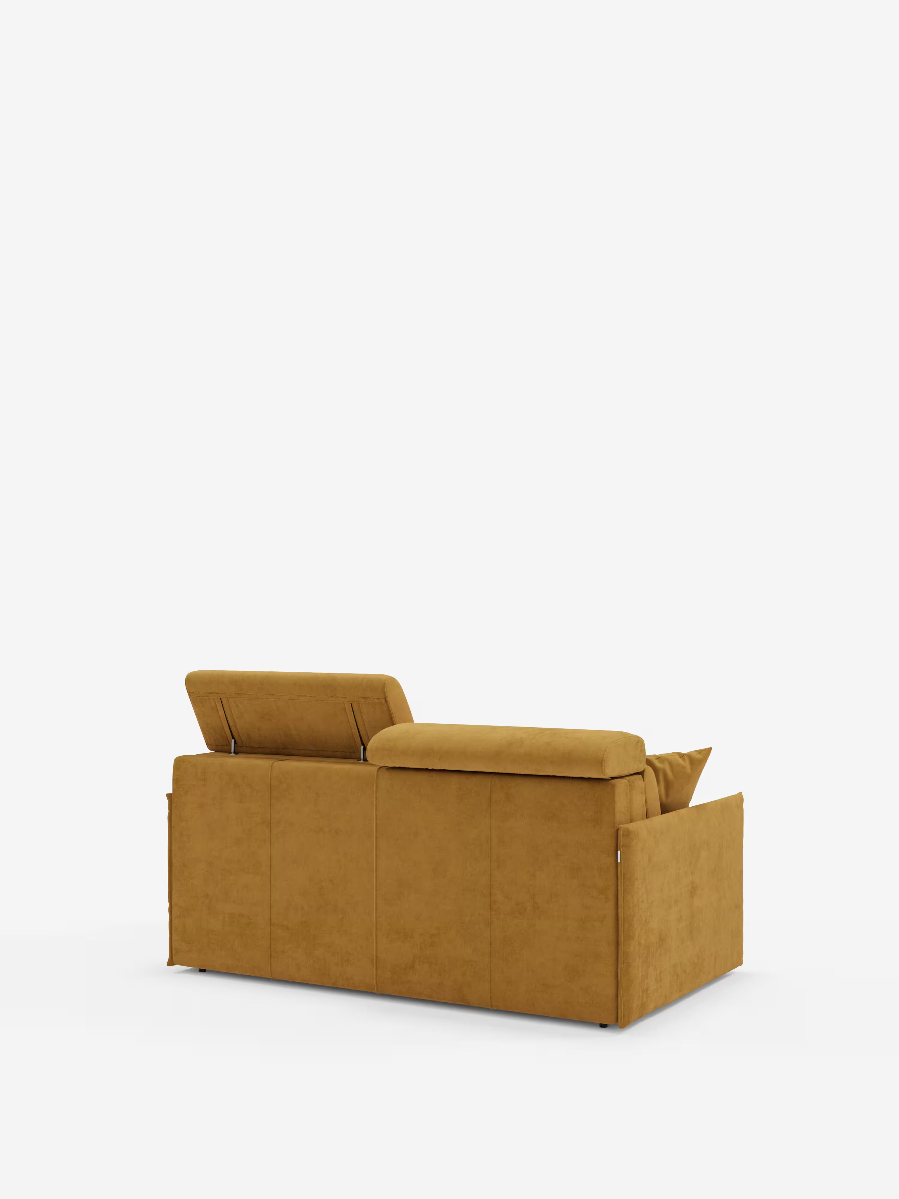 Un divano letto Miryam con poggiatesta reclinabili e comfort maxi di Divani.Store è ripreso di retro su uno sfondo bianco a tinta unita, mettendo in risalto il suo design compatto realizzato in morbido tessuto T31 resistente alle macchie. Il divano giallo senape presenta linee pulite, braccioli squadrati e due schienali regolabili — uno in posizione verticale e uno reclinato — per una sensazione di morbidezza che incarna lo stile minimal contemporaneo.