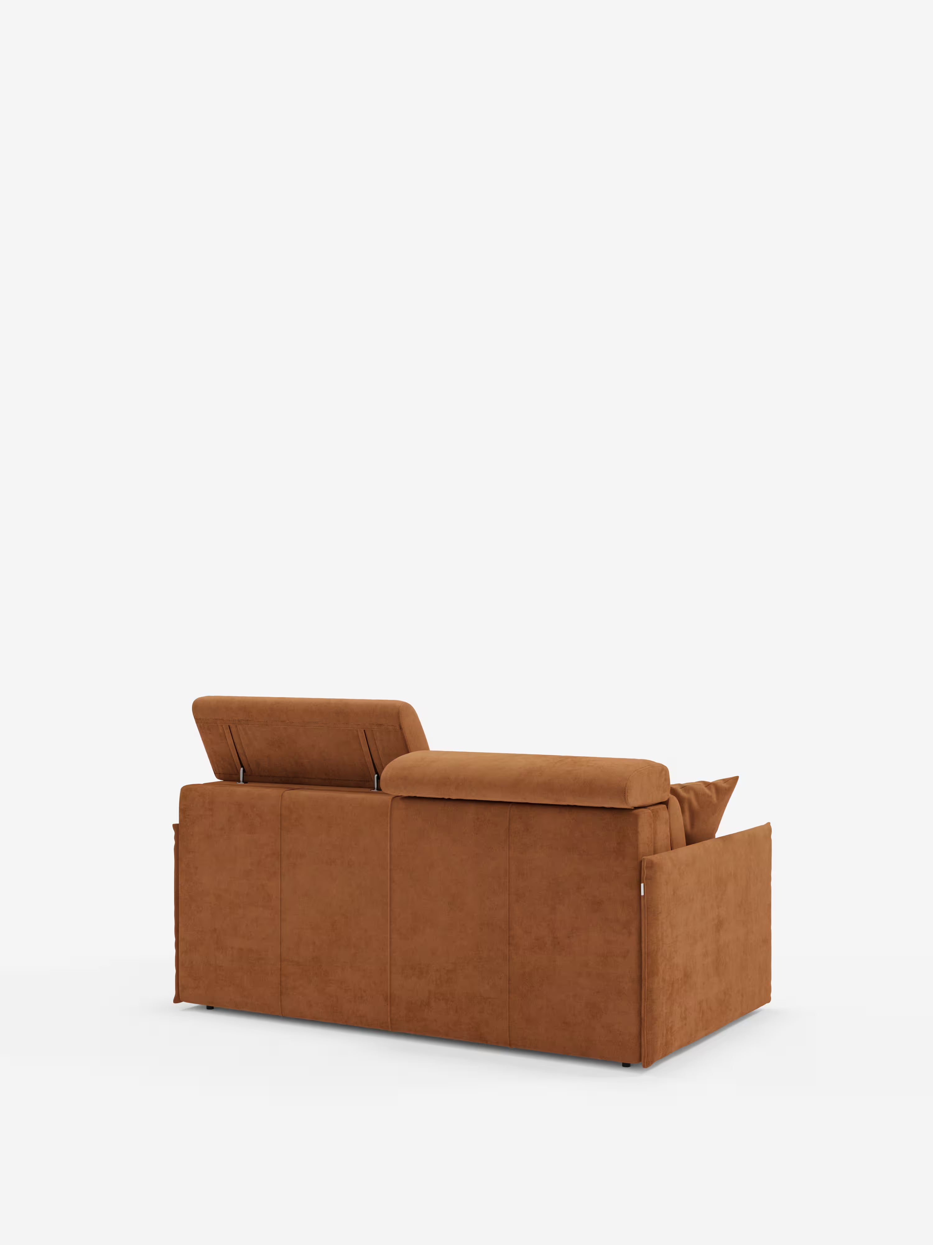 Il divano letto Miryam di Divani.Store, realizzato in morbido tessuto T31 resistente alle macchie, emana uno stile minimalista contemporaneo grazie alla sua silhouette slanciata e al design compatto. Questo moderno divano marrone è dotato di due cuscini di seduta e di uno schienale basso, con un poggiatesta reclinabile sollevato mentre l’altro rimane piatto. Le linee pulite e la trama simile alla pelle scamosciata risaltano sullo sfondo bianco a tinta unita.