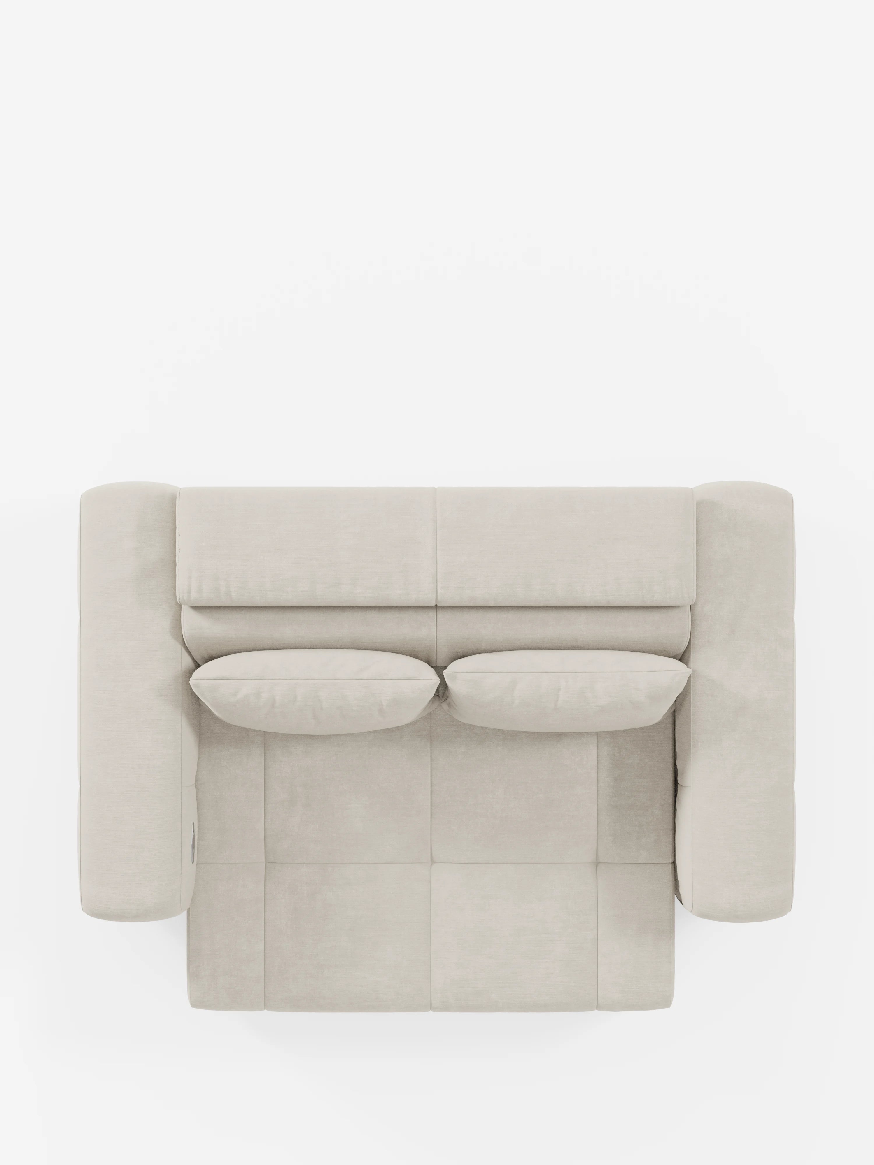 Vista dall'alto del divano Monarch con funzione relax elettrica per l'allungamento delle sedute e poggiatesta reclinabile, realizzato in morbido tessuto smacchiabile T31 di Divani.Store, qui raffigurato in beige chiaro. Questo divano dal design moderno e contemporaneo presenta braccioli squadrati e due cuscini coordinati. Su uno sfondo bianco, i cuscini della seduta e dello schienale presentano cuciture a vista che contribuiscono a creare un look pulito e simmetrico.