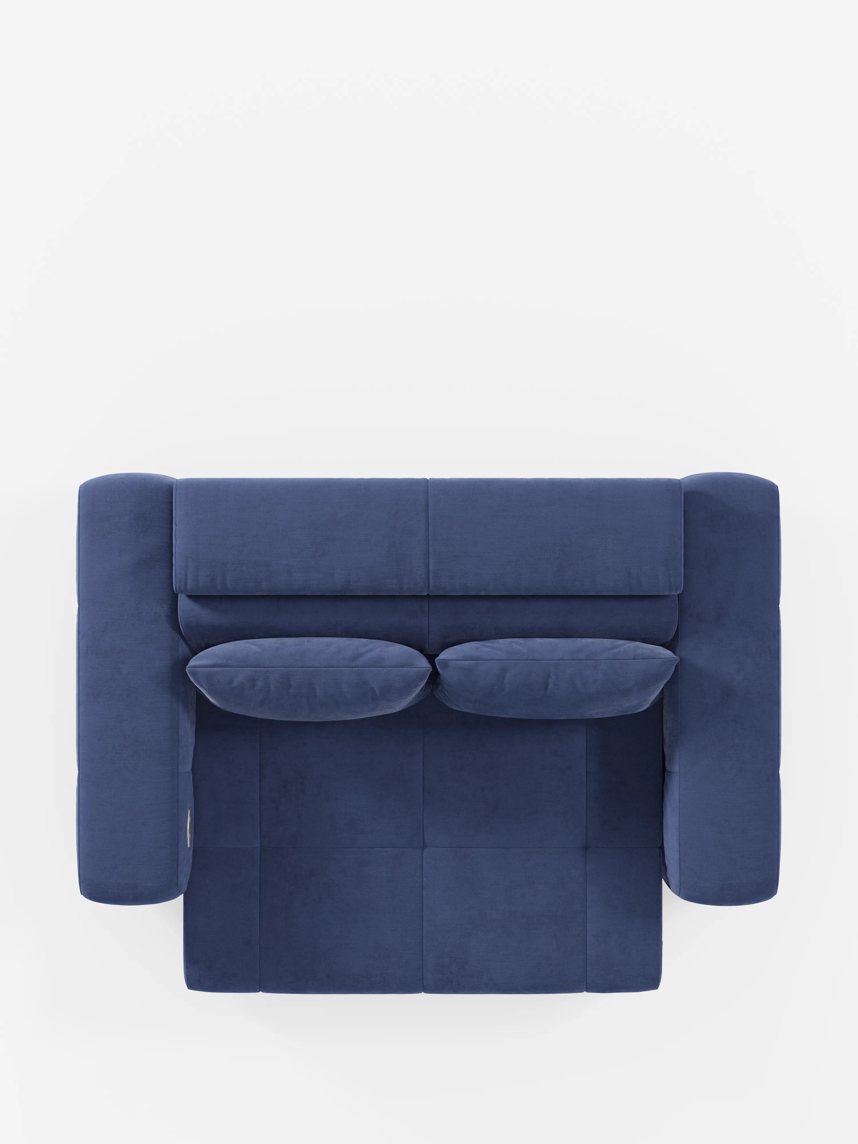 Vista dall'alto del divano Monarch con funzione relax elettrica per l'allungamento delle sedute e poggiatesta reclinabile di Divani.Store, rivestito in morbido tessuto T31 resistente alle macchie. Questo moderno divano blu è dotato di due cuscini di seduta, due cuscini dello schienale e ampi braccioli, con un aspetto morbido e simmetrico messo in risalto da linee pulite e spigoli squadrati. In primo piano su uno sfondo bianco.