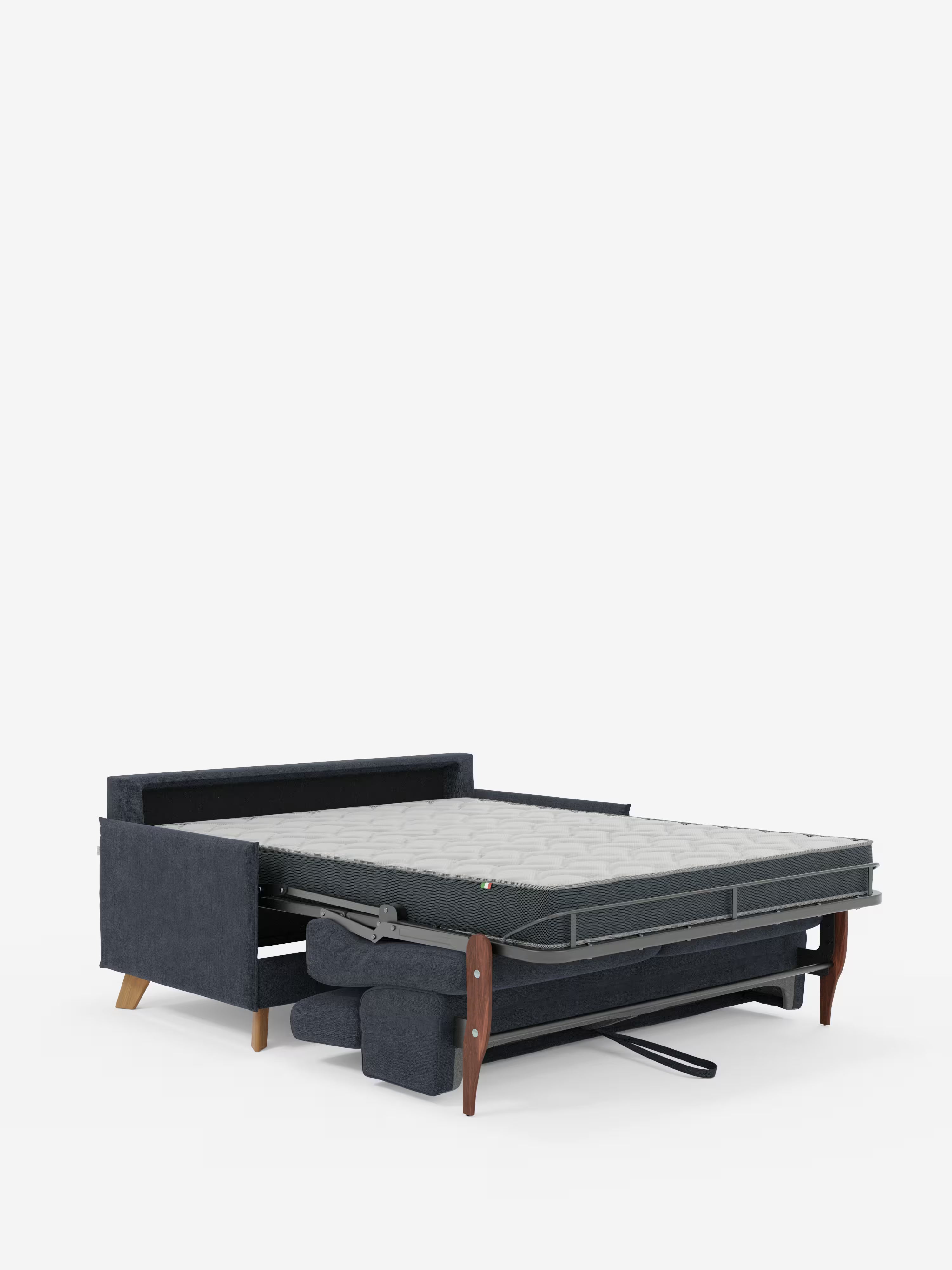Il divano letto matrimoniale Sole, dal design compatto e di colore grigio scuro, di Divani.Store, è raffigurato aperto, con le gambe in legno e il materasso estraibile dalla superficie trapuntata ben visibile. Sono visibili lo schienale e i braccioli del divano, mentre la struttura metallica del letto esteso è sostenuta da un meccanismo sottostante. Questo modello è dotato di poggiatesta reclinabili ed è completamente sfoderabile, con rivestimento in tessuto T23 facile da pulire.