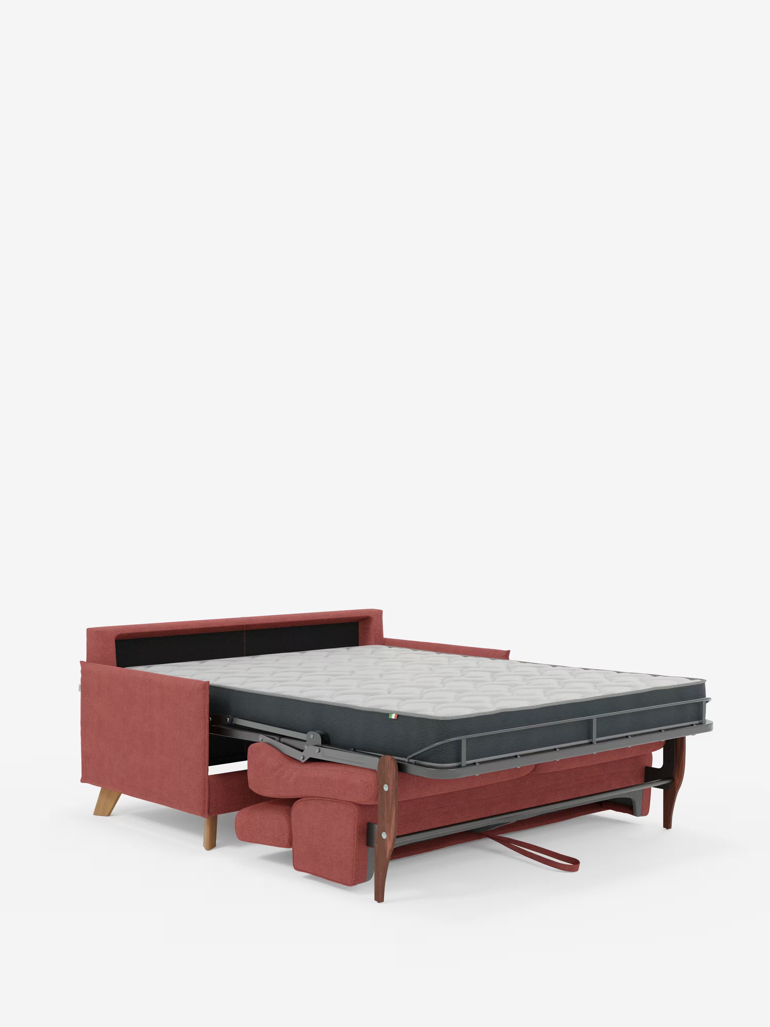 Il divano letto matrimoniale Sole dal design compatto di Divani.Store è presentato con rivestimento rosso e letto esteso, che rivela una superficie del materasso trapuntata di colore grigio chiaro. Questo divano in stile scandinavo presenta gambe in legno e una robusta struttura di supporto in metallo sotto il materasso. Il divano è dotato di poggiatesta reclinabili ed è completamente sfoderabile, rivestito in tessuto T23 resistente alle macchie. Lo sfondo è bianco a tinta unita.
