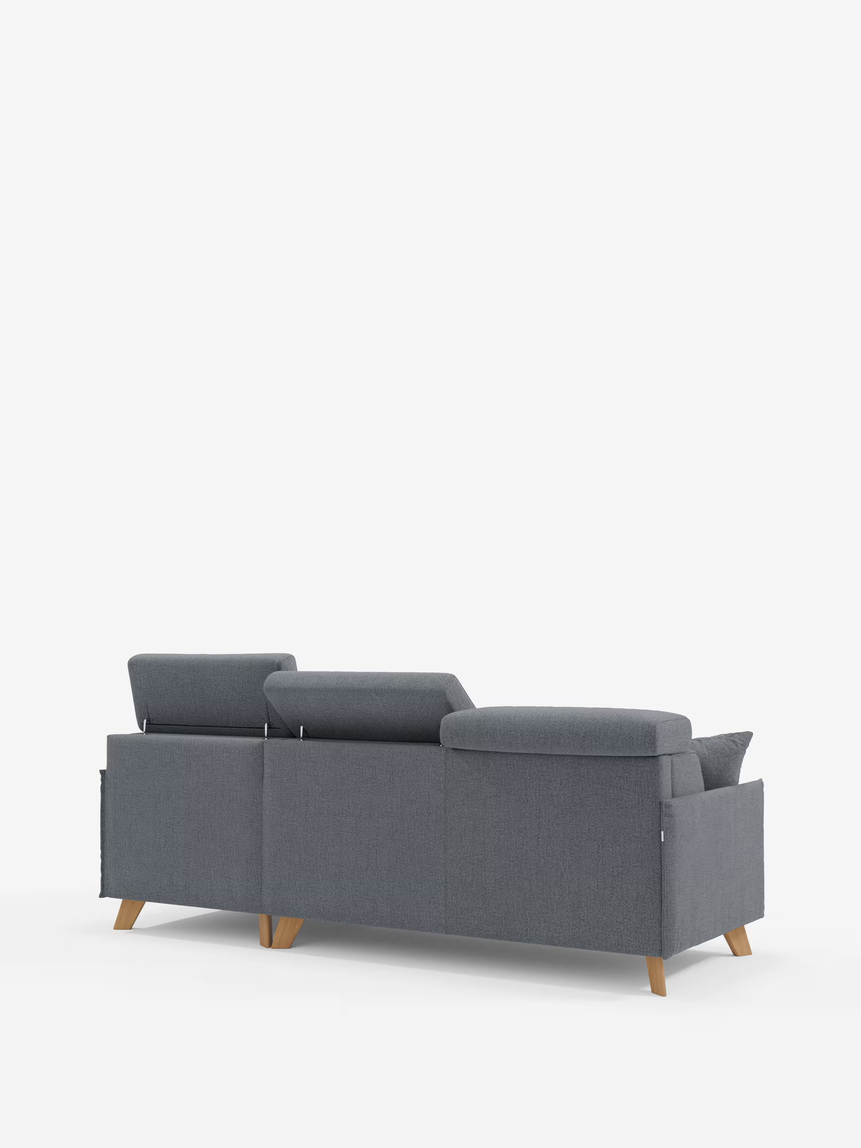 Vi presentiamo il divano letto matrimoniale angolare con penisola contenitore e poggiatesta reclinabili “Sole” di Divani.Store: questo moderno divano in tessuto grigio presenta tre posti a sedere, gambe basse in legno e poggiatesta regolabili. Visto di retro su uno sfondo bianco, la sua silhouette pulita e minimalista e il rivestimento in tessuto T23, dalla trama delicata e resistente alle macchie, esprimono un inconfondibile stile scandinavo.