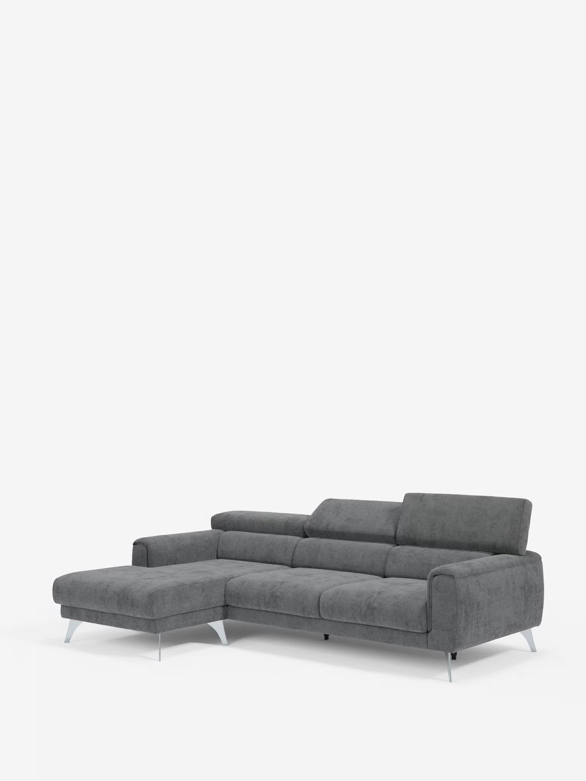 Il divano angolare Caravaggio con penisola e sedute scorrevoli in tessuto smacchiabile T31 di Divani.Store è un divano componibile contemporaneo di colore grigio con gambe in metallo, una chaise longue allungata sul lato sinistro, morbidi cuscini con sedute scorrevoli per un comfort personalizzabile e braccioli bassi e larghi, raffigurato su uno sfondo bianco a tinta unita.