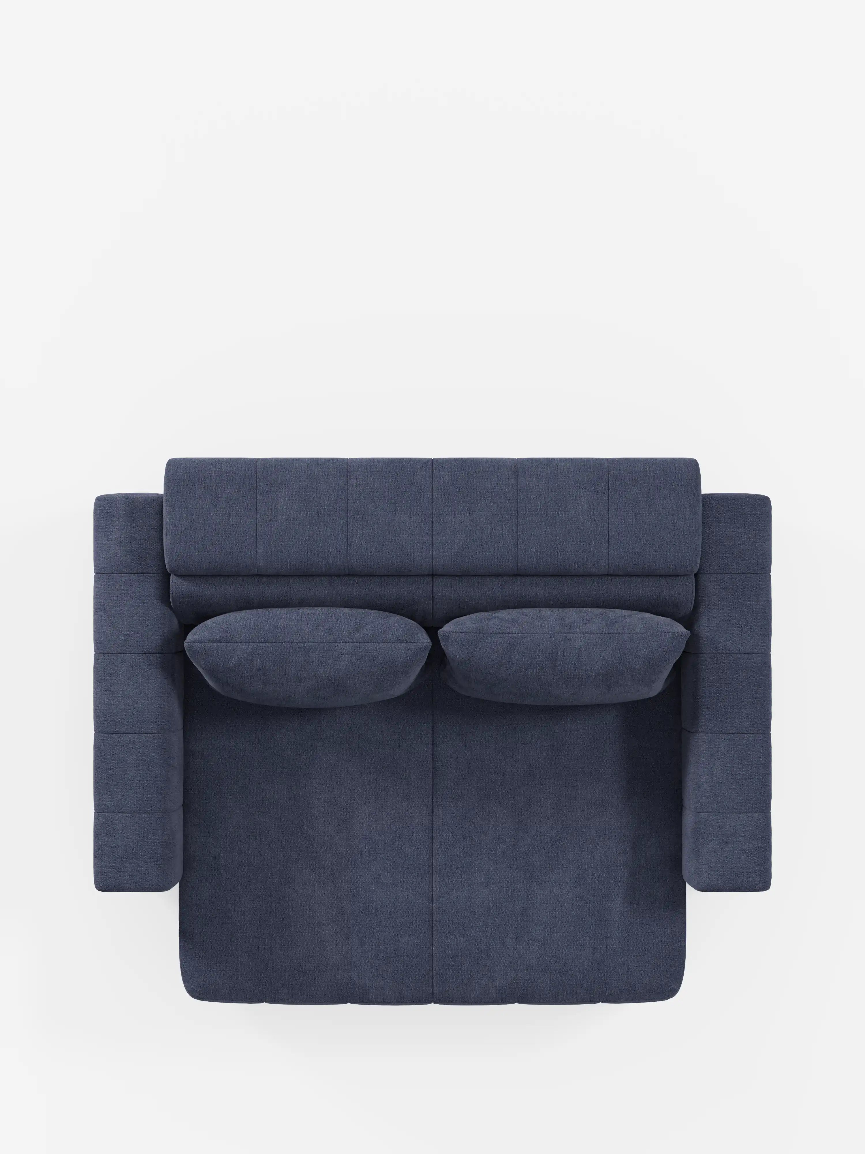 Vista dall'alto del divano dorico a 3 posti di Divani.Store, mostrato completamente esteso con le sedute allungabili tramite meccanismo relax elettrico e il poggiatesta reclinabile. Questo moderno divano blu scuro presenta braccioli squadrati, uno schienale imbottito e due cuscini coordinati, tutti rivestiti in tessuto smacchiabile T23 per una facile manutenzione. Presentato su uno sfondo bianco a tinta unita.