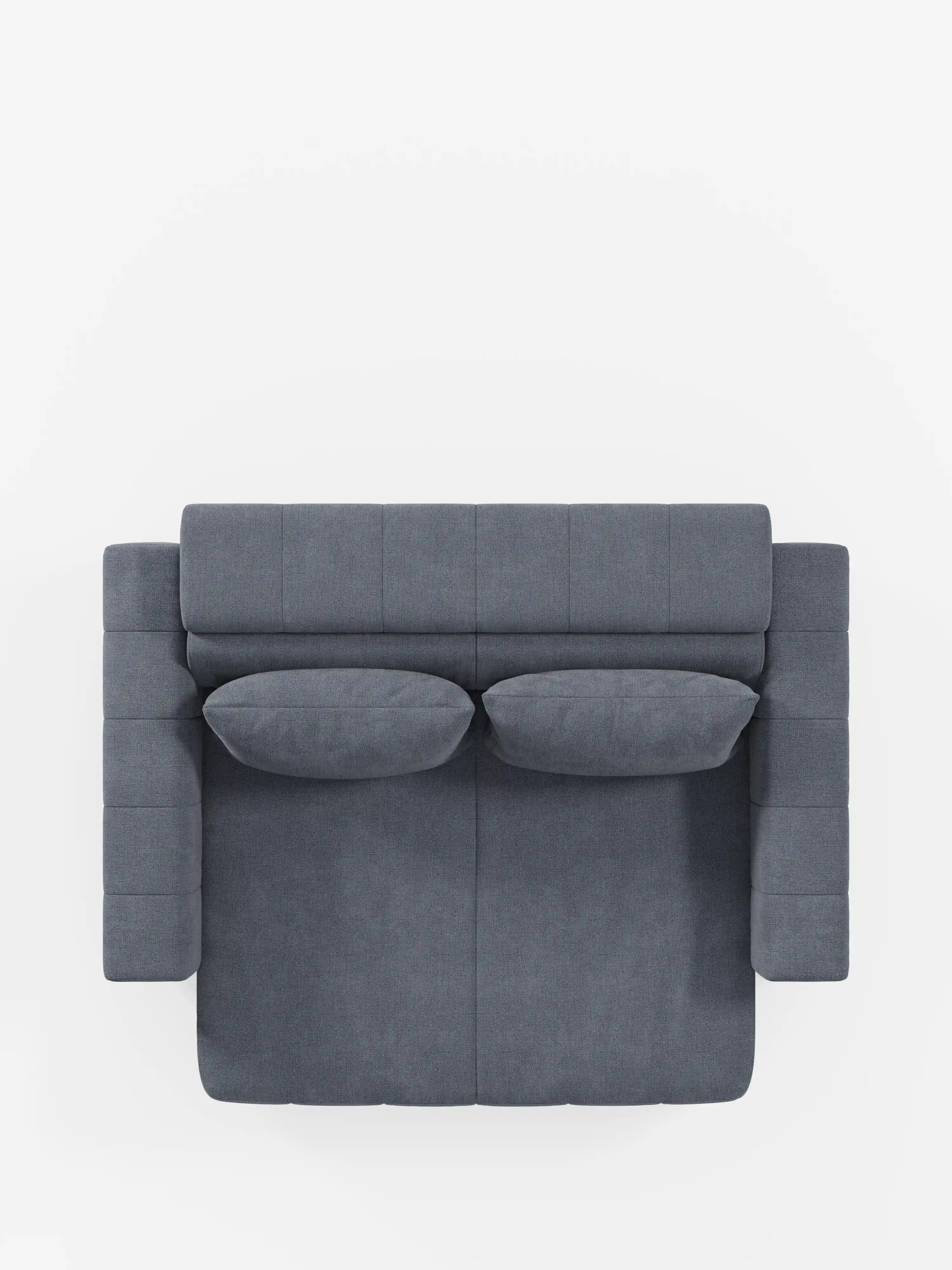 Vista dall'alto del divano dorico a 3 posti con sedute allungabili tramite meccanismo relax elettrico - poggiatesta reclinabile in tessuto smacchiabile T23 di Divani.Store. Questo moderno divano grigio presenta due cuscini di seduta rettangolari con sedute reclinabili elettricamente, due cuscini dello schienale con poggiatesta regolabili e due ampi braccioli. Il design è minimalista e simmetrico, con dettagli di cuciture a vista che risaltano su uno sfondo bianco pulito e uniforme.