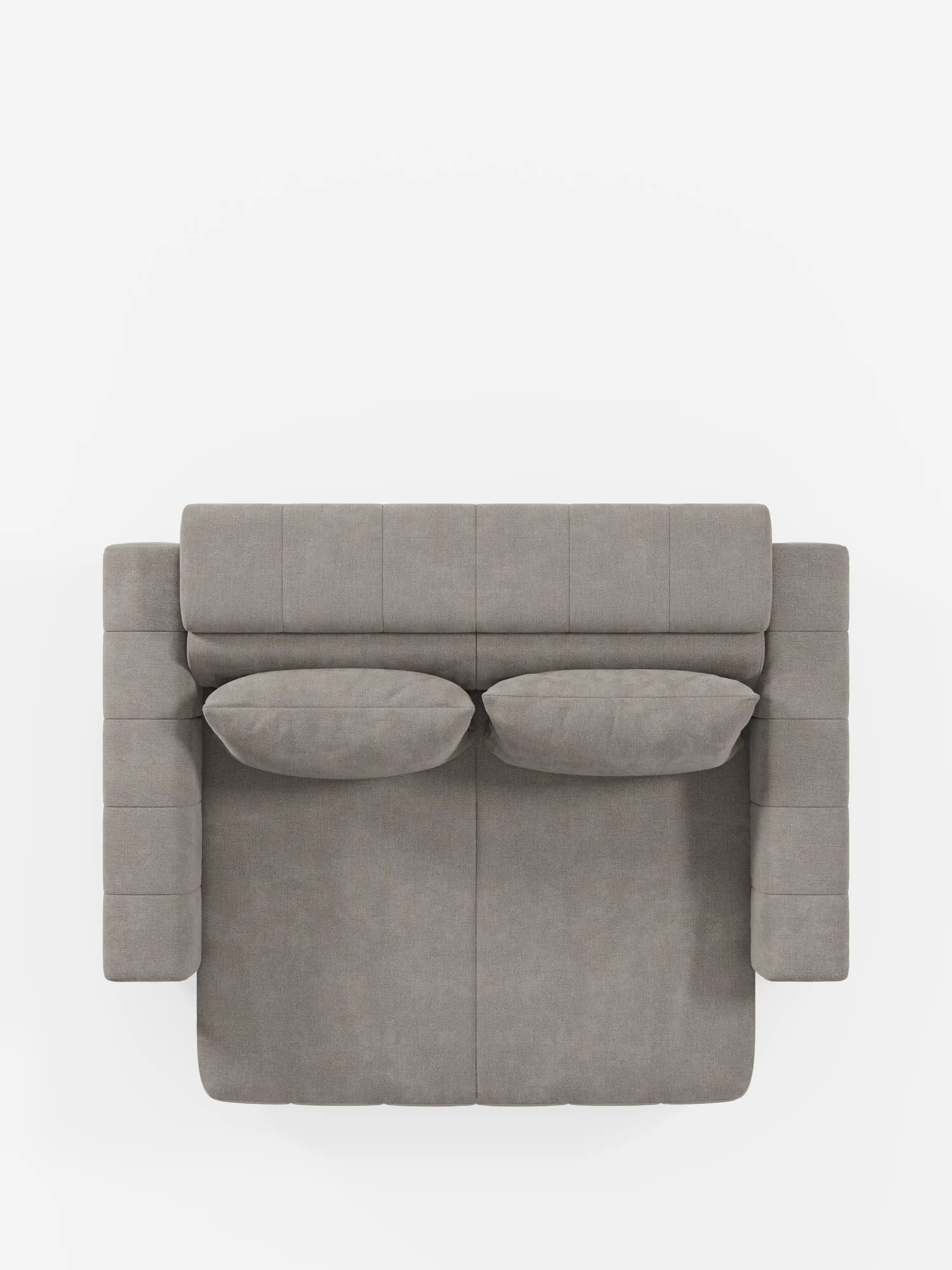 Vista dall'alto del divano dorico a 3 posti con sedute allungabili tramite meccanismo relax elettrico - poggiatesta reclinabile in tessuto smacchiabile T23 di Divani.Store, un moderno divano rettangolare grigio con due braccioli e due cuscini coordinati disposti ordinatamente sulla seduta. Lo sfondo bianco a tinta unita esalta il suo design minimalista e la morbida trama del tessuto antimacchia.
