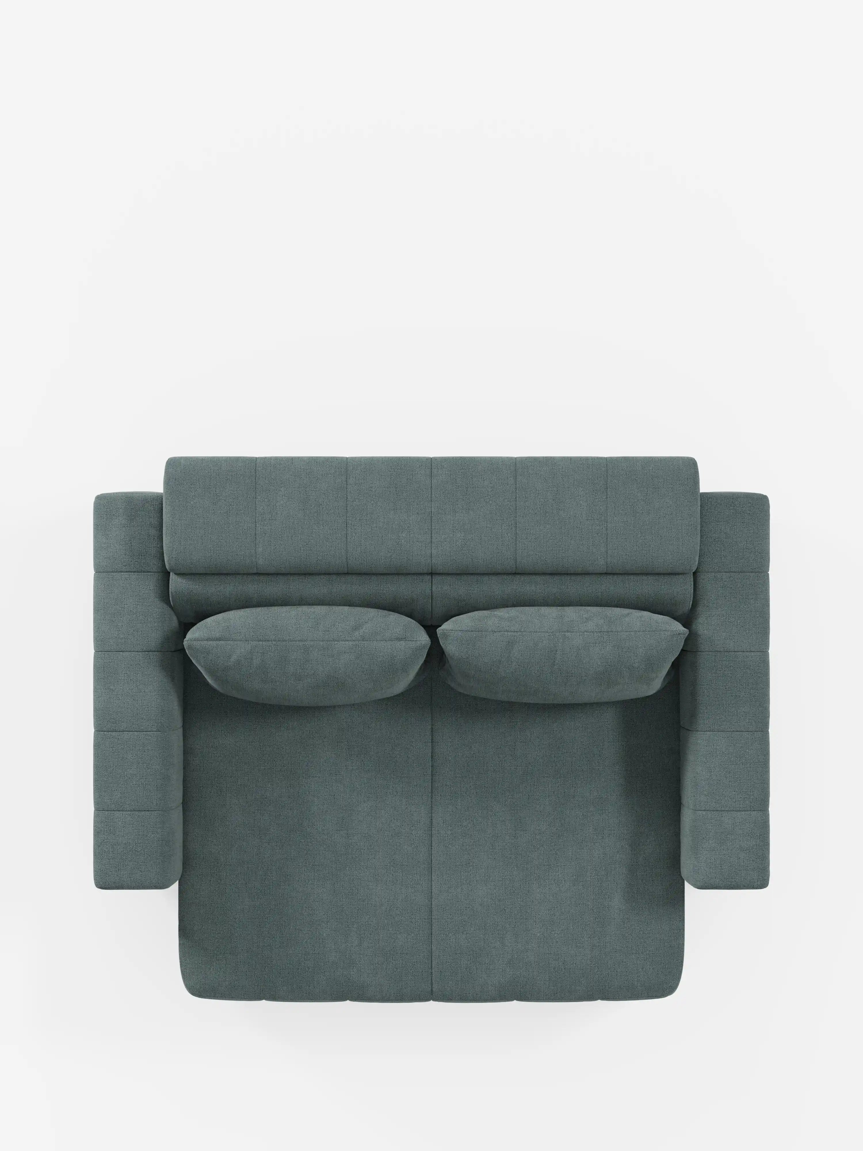 Una vista dall'alto del divano dorico a 3 posti con sedute allungabili tramite meccanismo relax elettrico - poggiatesta reclinabile in tessuto lavabile T23 di Divani.Store, caratterizzato da un moderno rivestimento verde scuro, due cuscini coordinati e ampi braccioli squadrati, su sfondo bianco.