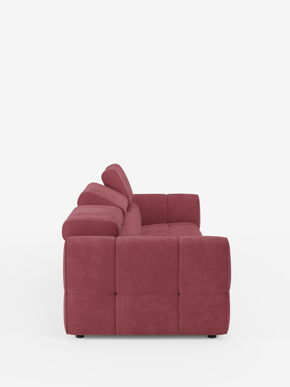 Profilo laterale del divano modulare Giotto a 4 posti con poggiatesta reclinabili e funzione relax elettrica opzionale, rivestito in tessuto smacchiabile T23: un divano a quattro posti rosa scuro con finitura trapuntata e due poggiatesta regolabili su sfondo bianco.