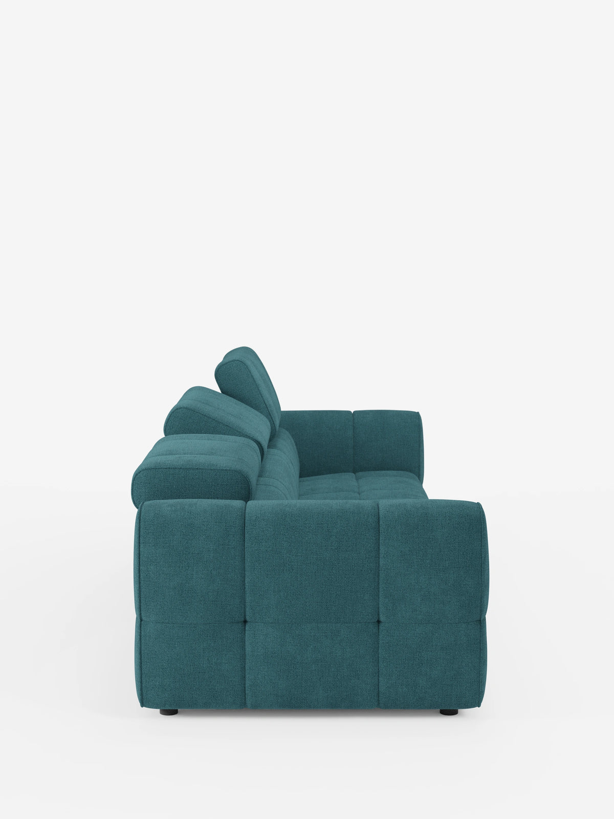 Un divano modulare Giotto a 4 posti color verde acqua con poggiatesta reclinabili e funzione relax elettrica opzionale, rivestito in tessuto smacchiabile T23; visto di profilo, presenta cuscini con trapuntatura a quadrati, ampi braccioli e due poggiatesta regolabili.