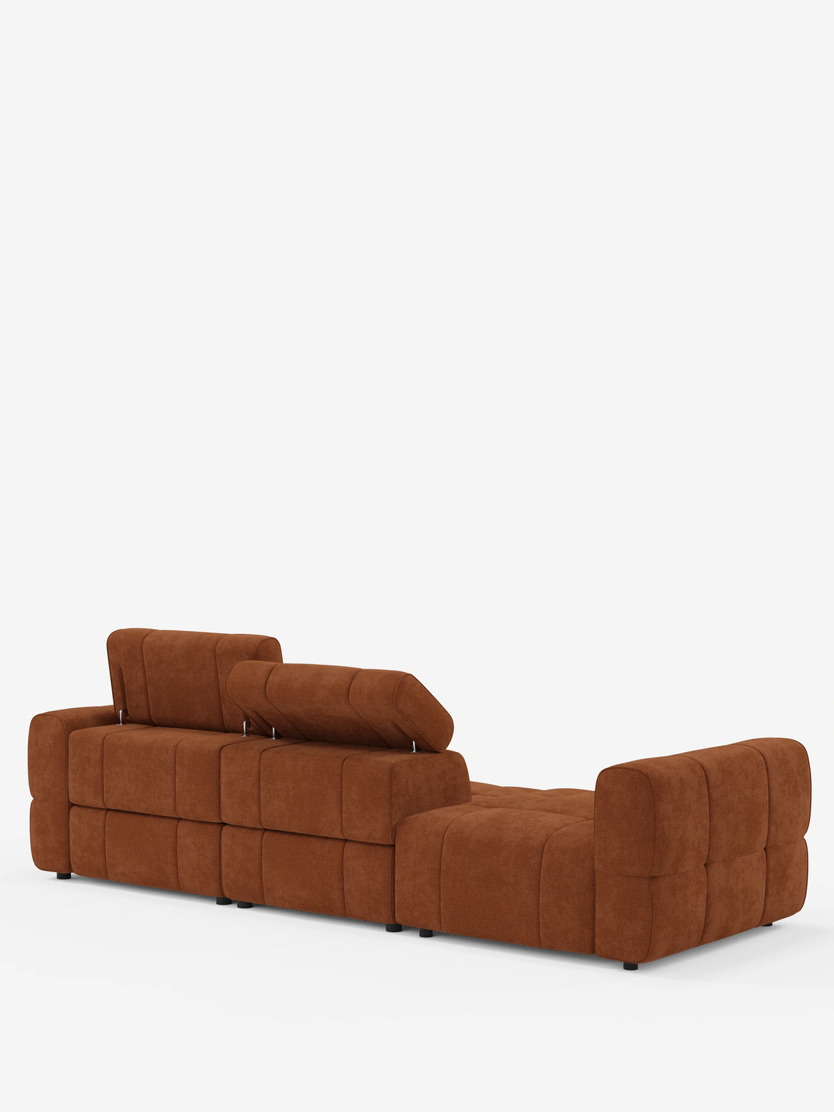 Un divano componibile Giotto color ruggine con terminale aperto – opzione relax elettrico in tessuto smacchiabile T23 – è raffigurato su uno sfondo bianco; presenta un design a basso profilo con trapuntatura, un poggiatesta regolabile e un bracciolo destro ribassato.