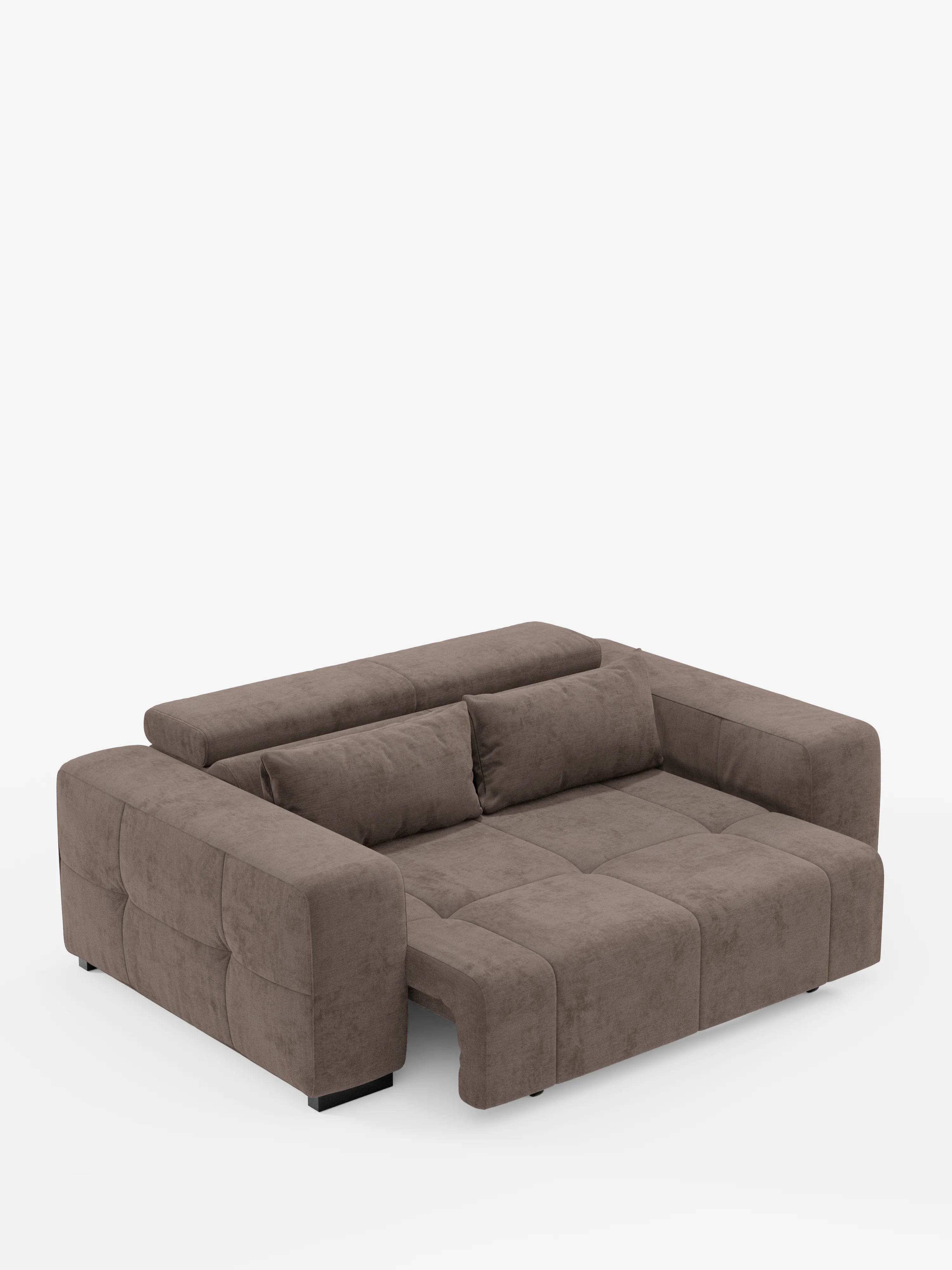 Un divano contemporaneo marrone “Monarch Divano con Relax Elettrico per l’allungamento delle sedute e poggiatesta reclinabile in tessuto morbido smacchiabile T31” di Divani.Store è esposto nella posizione da letto. Questo divano componibile presenta un rivestimento in tessuto morbido e resistente alle macchie, con una consistenza simile alla pelle scamosciata e cuciture orizzontali e verticali ben evidenti, che risaltano su uno sfondo bianco a tinta unita.